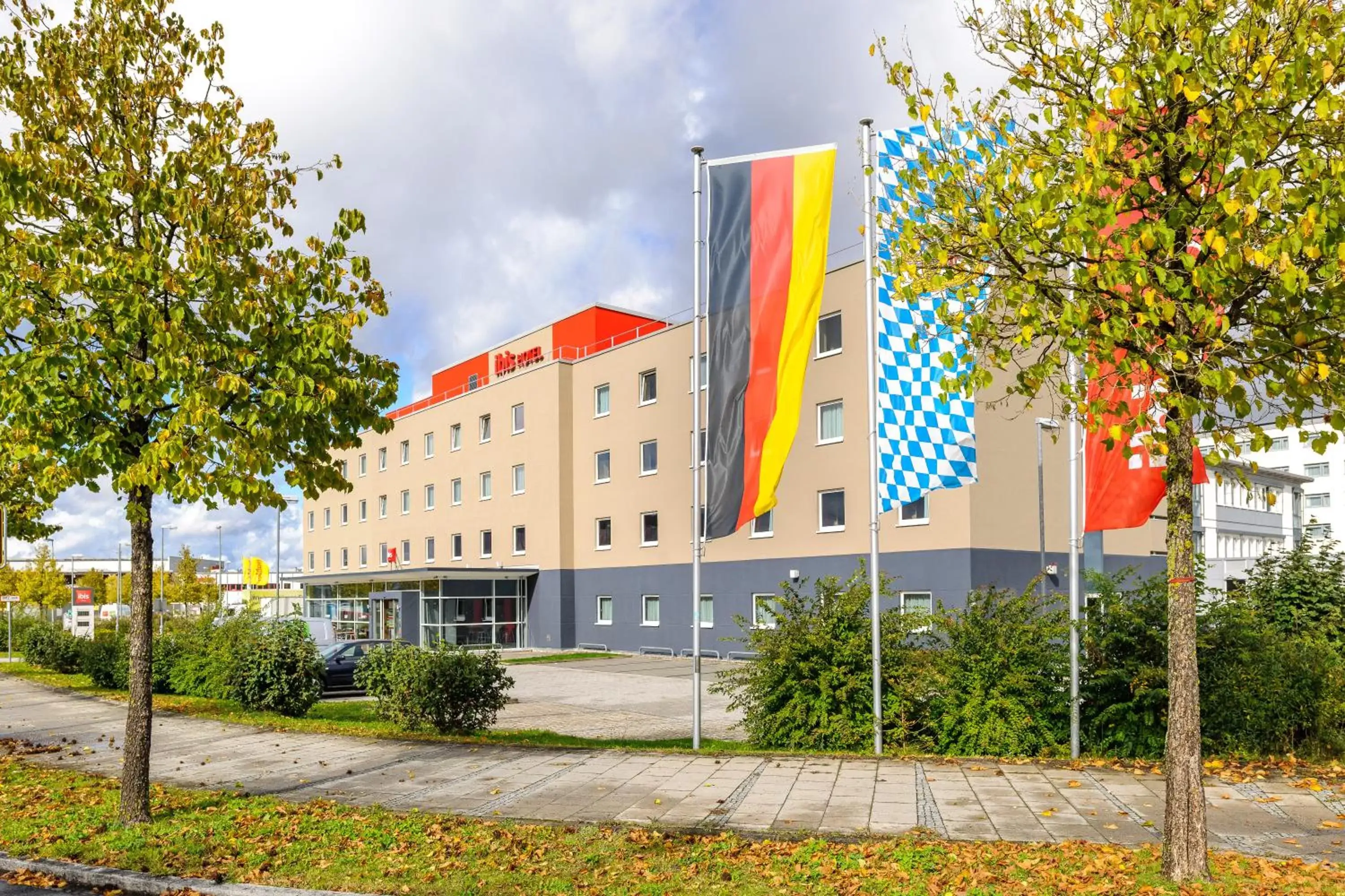 Facade/entrance, Property Building in ibis Hotel München Messe