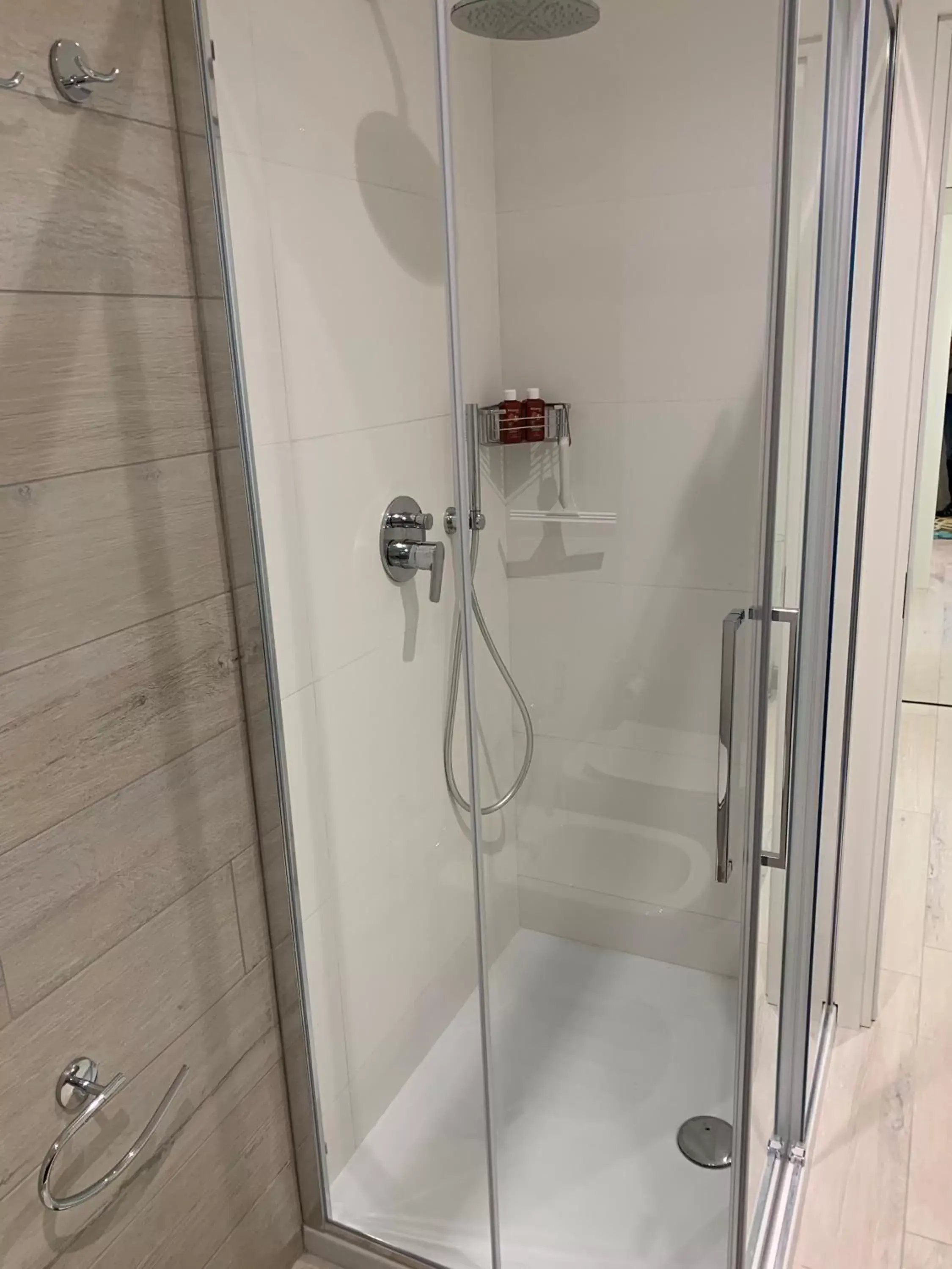 Shower, Bathroom in 8 di cuori