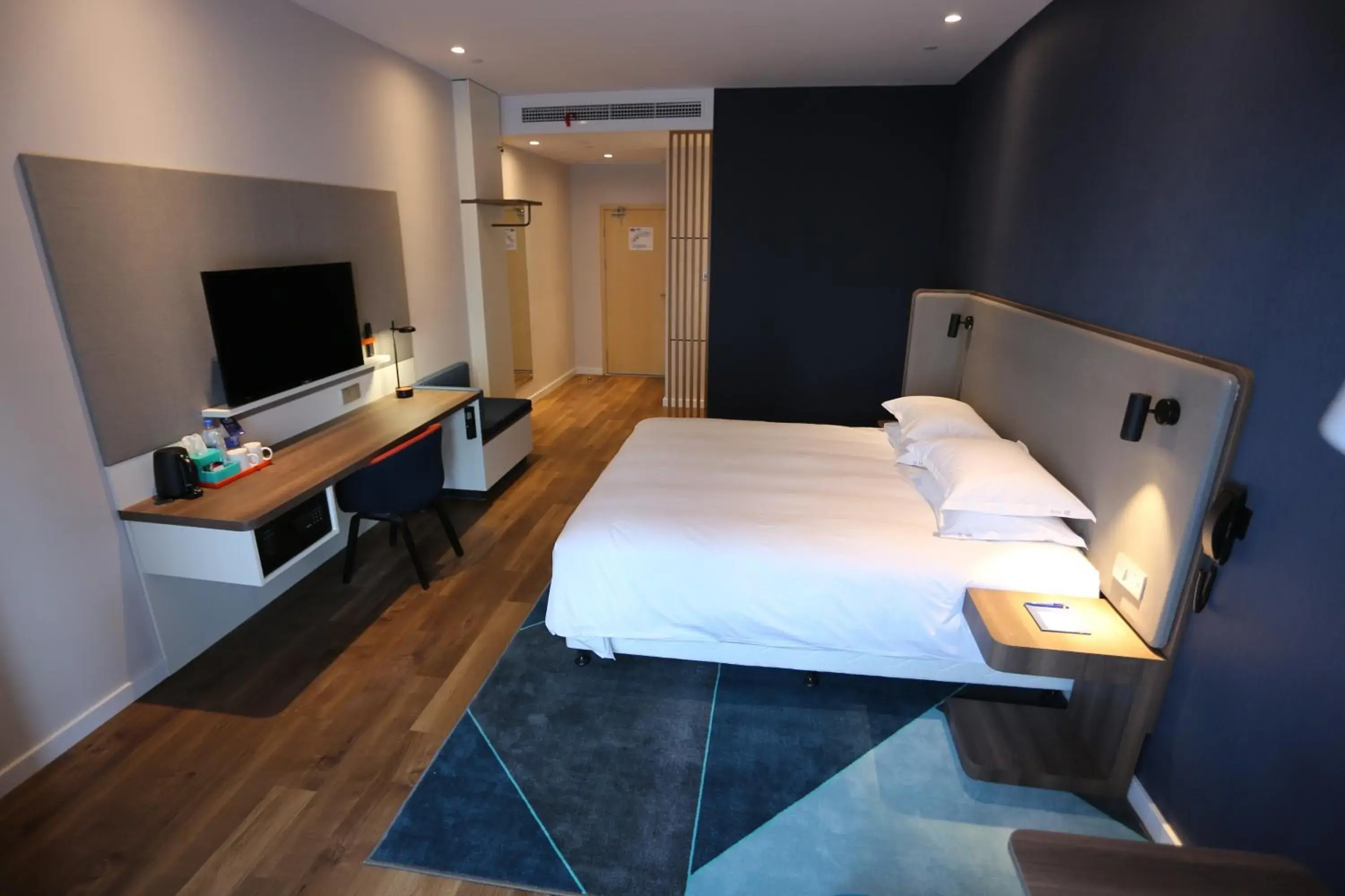 Photo of the whole room, Bed in Holiday Inn Express - Wuhan Optical Valley, an IHG Hotel