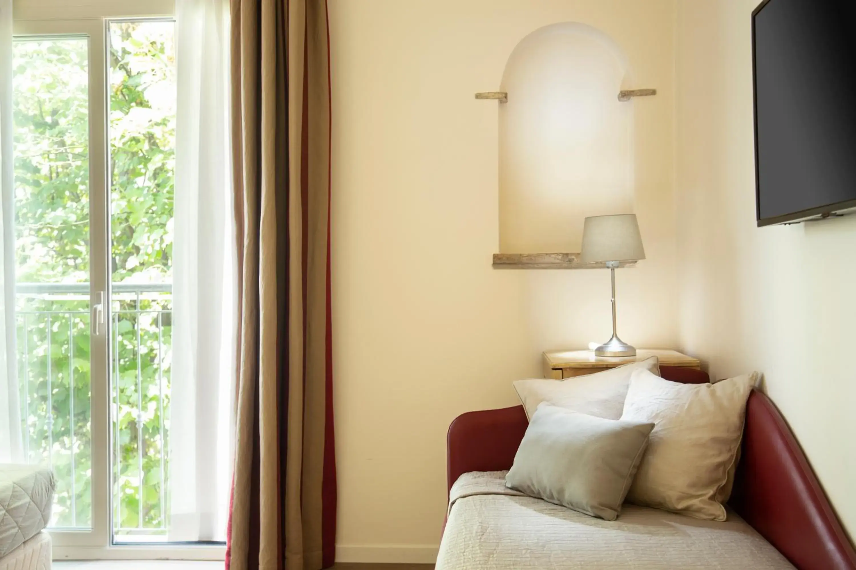 Bed, Seating Area in Hotel LaMorosa