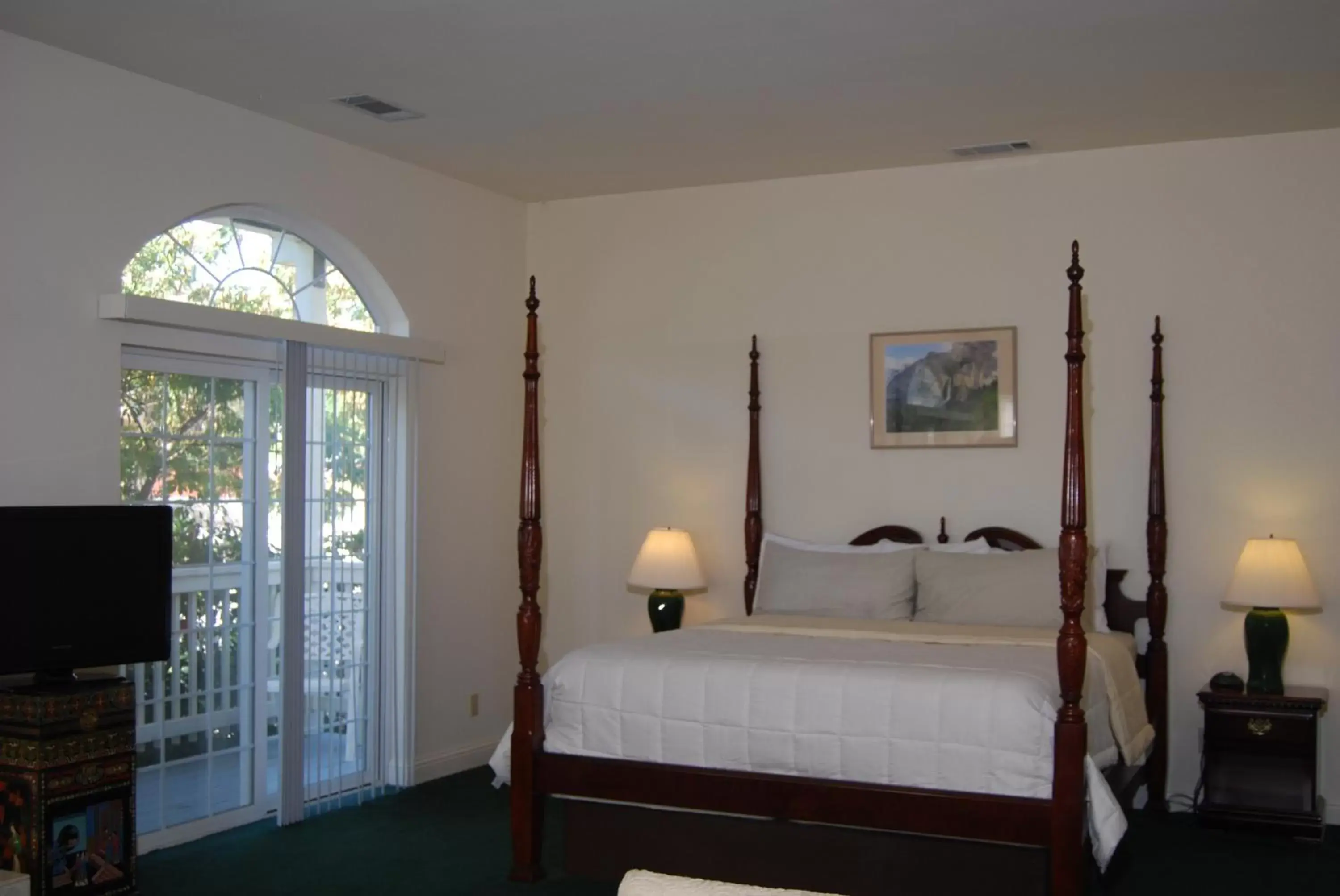 Photo of the whole room, Bed in 5th Street Inn