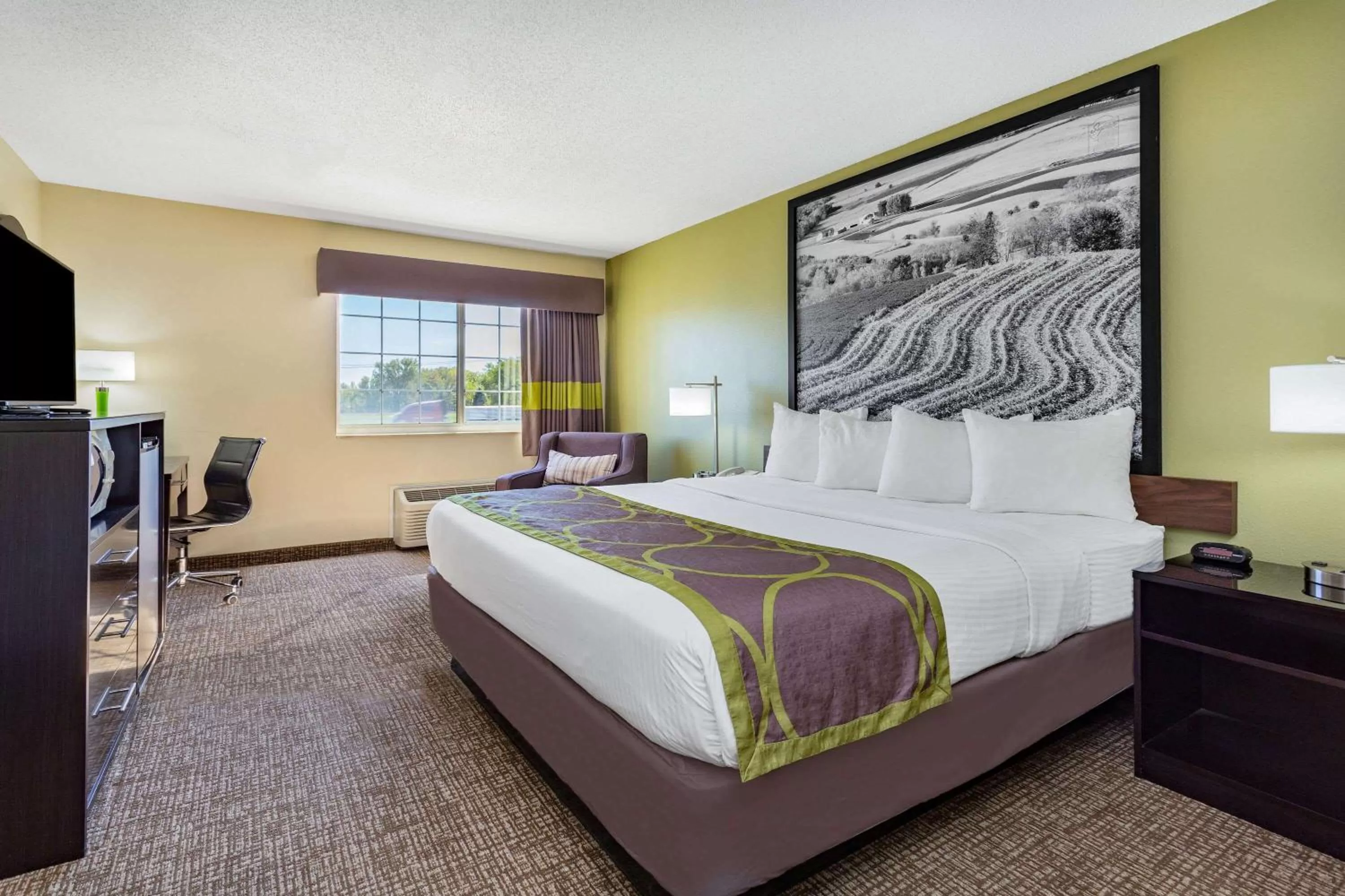 Photo of the whole room, Bed in Super 8 by Wyndham Emmetsburg