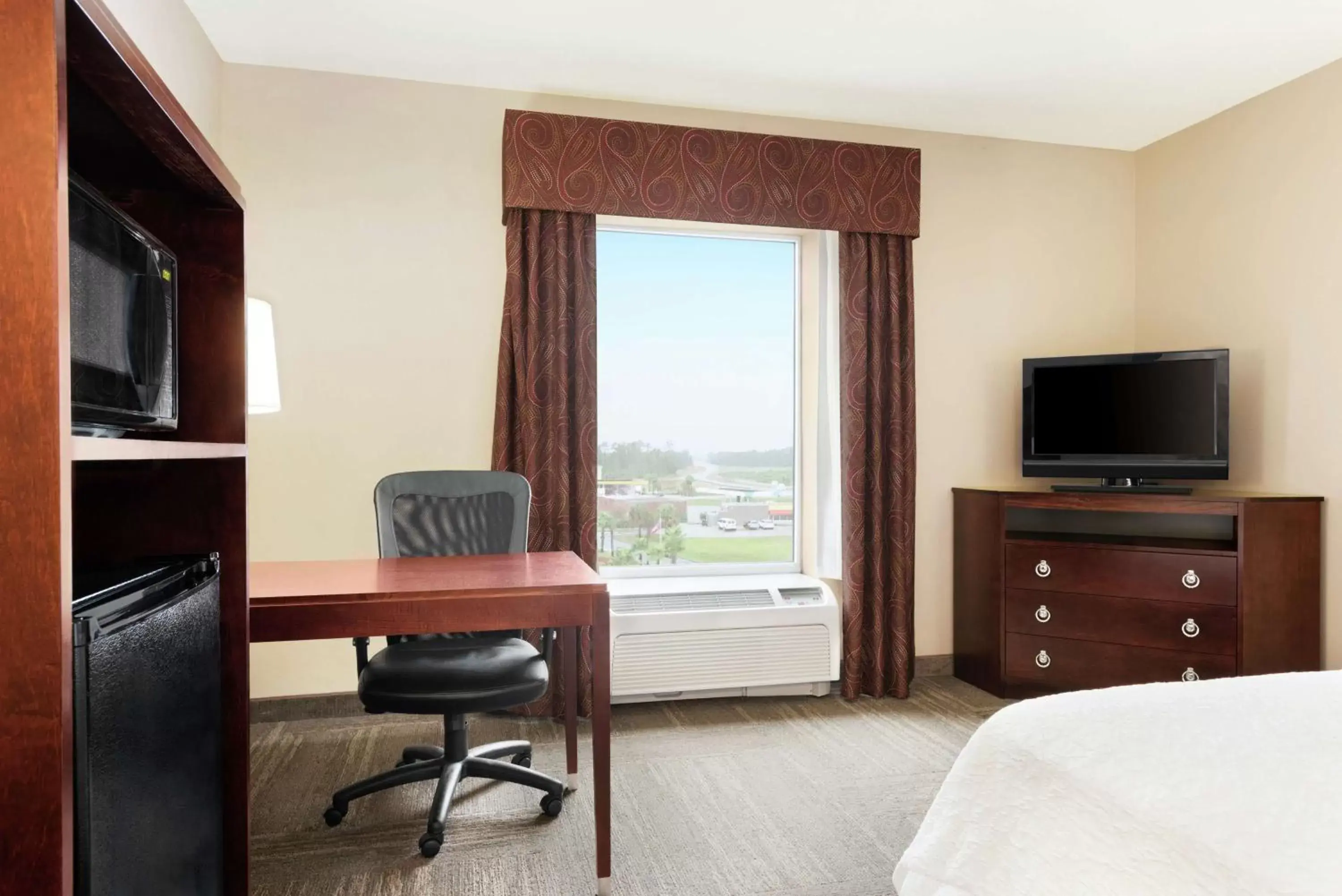 Bedroom, TV/Entertainment Center in Hampton Inn & Suites Brunswick