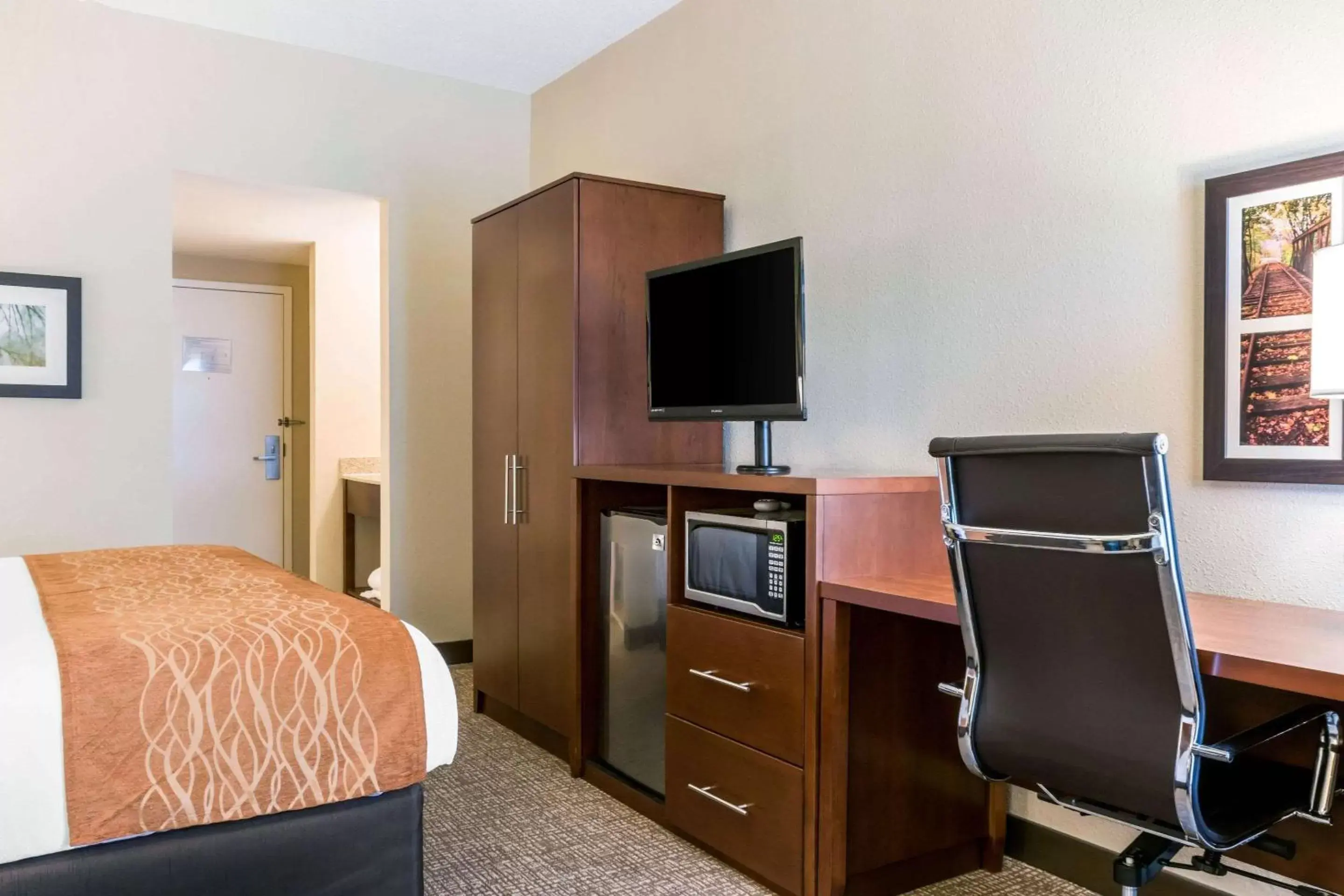 Photo of the whole room, TV/Entertainment Center in Comfort Inn