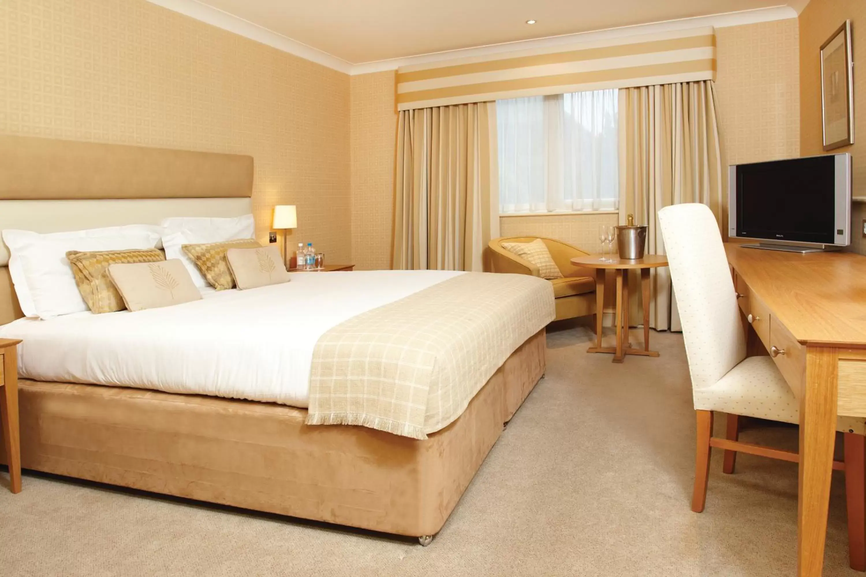 Bed in Donnington Valley Hotel, Golf & Spa