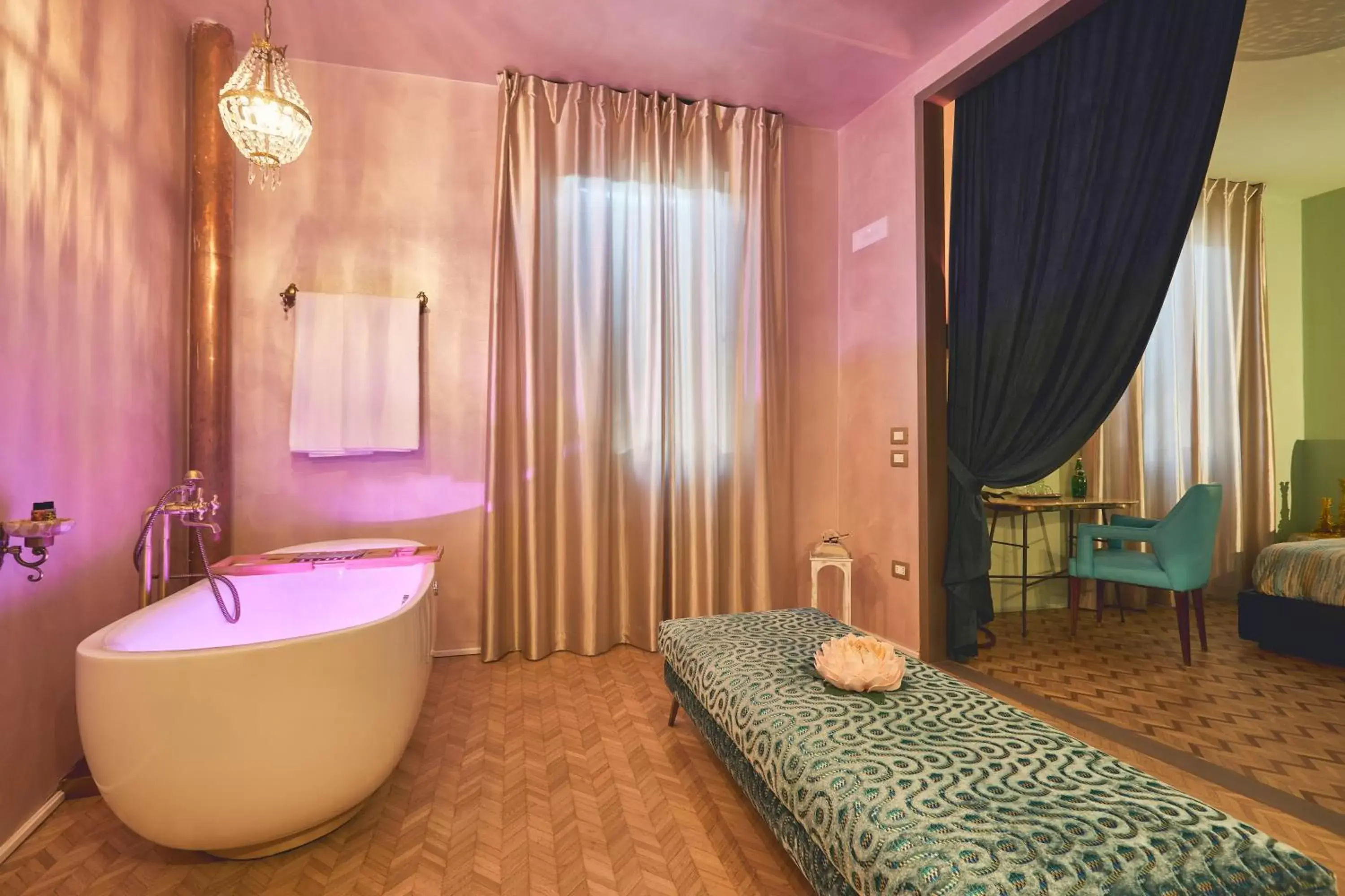 Hot Tub, Bathroom in Le Stagioni Luxury Suite