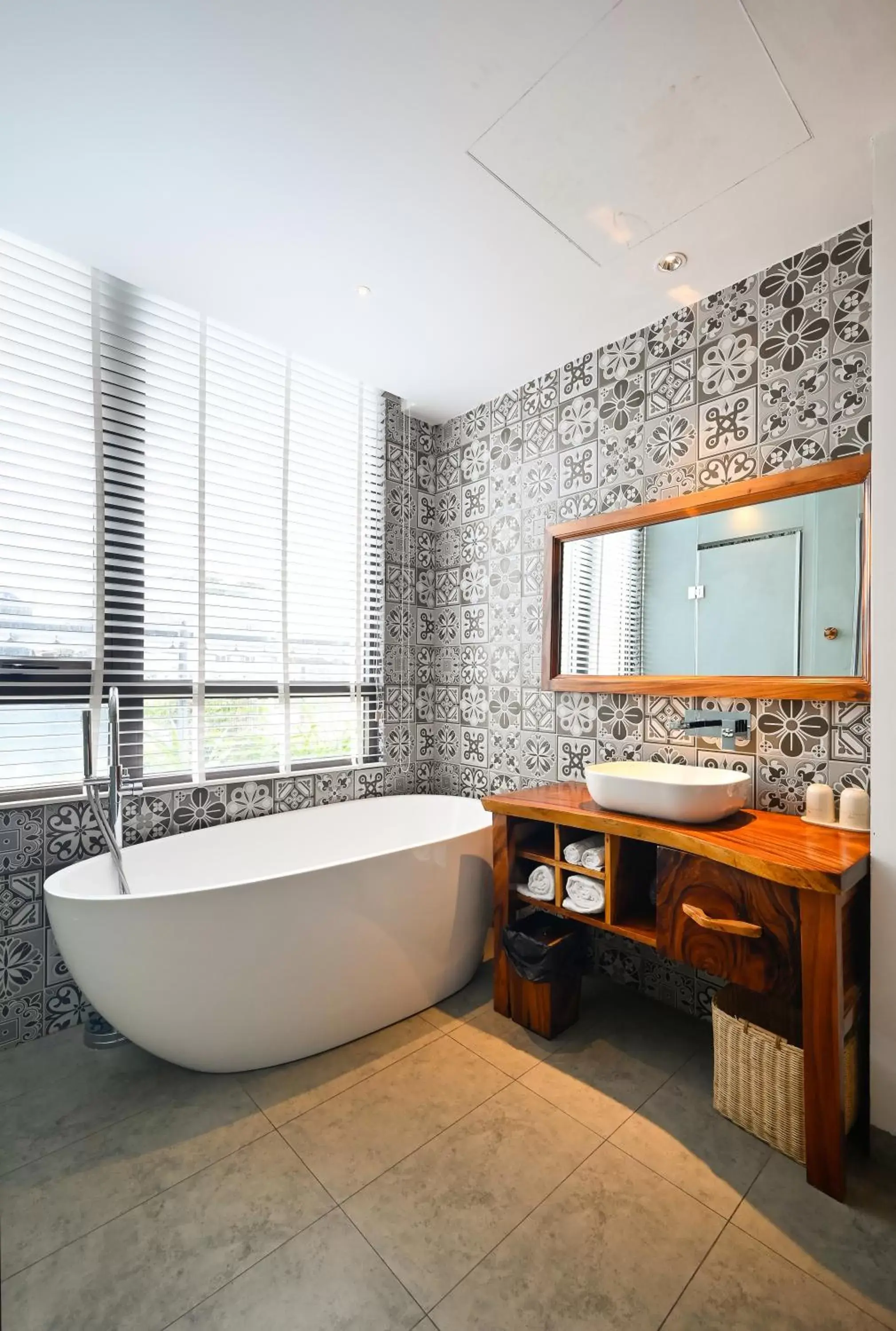 Bath, Bathroom in SKY GEM CENTRAL HOTEL