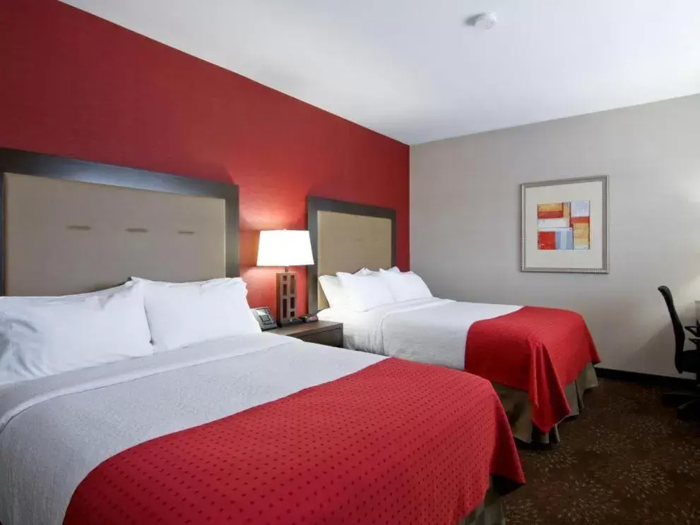 Bed in Holiday Inn Hotel & Suites St.Catharines-Niagara, an IHG Hotel