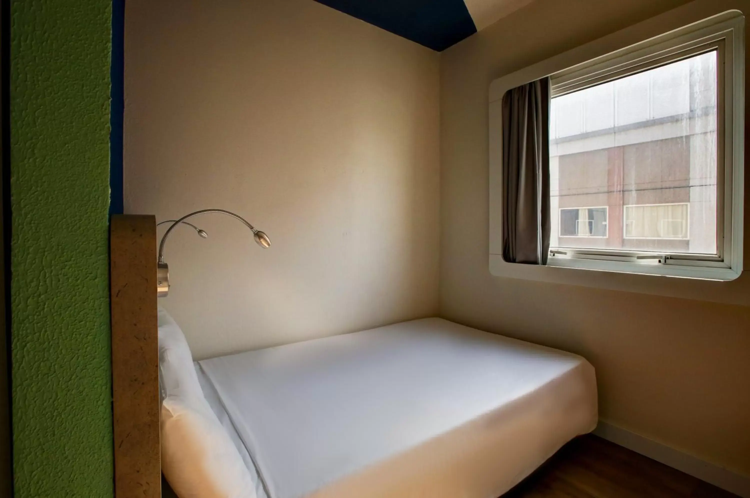 Bedroom, Bed in ibis budget Tambore