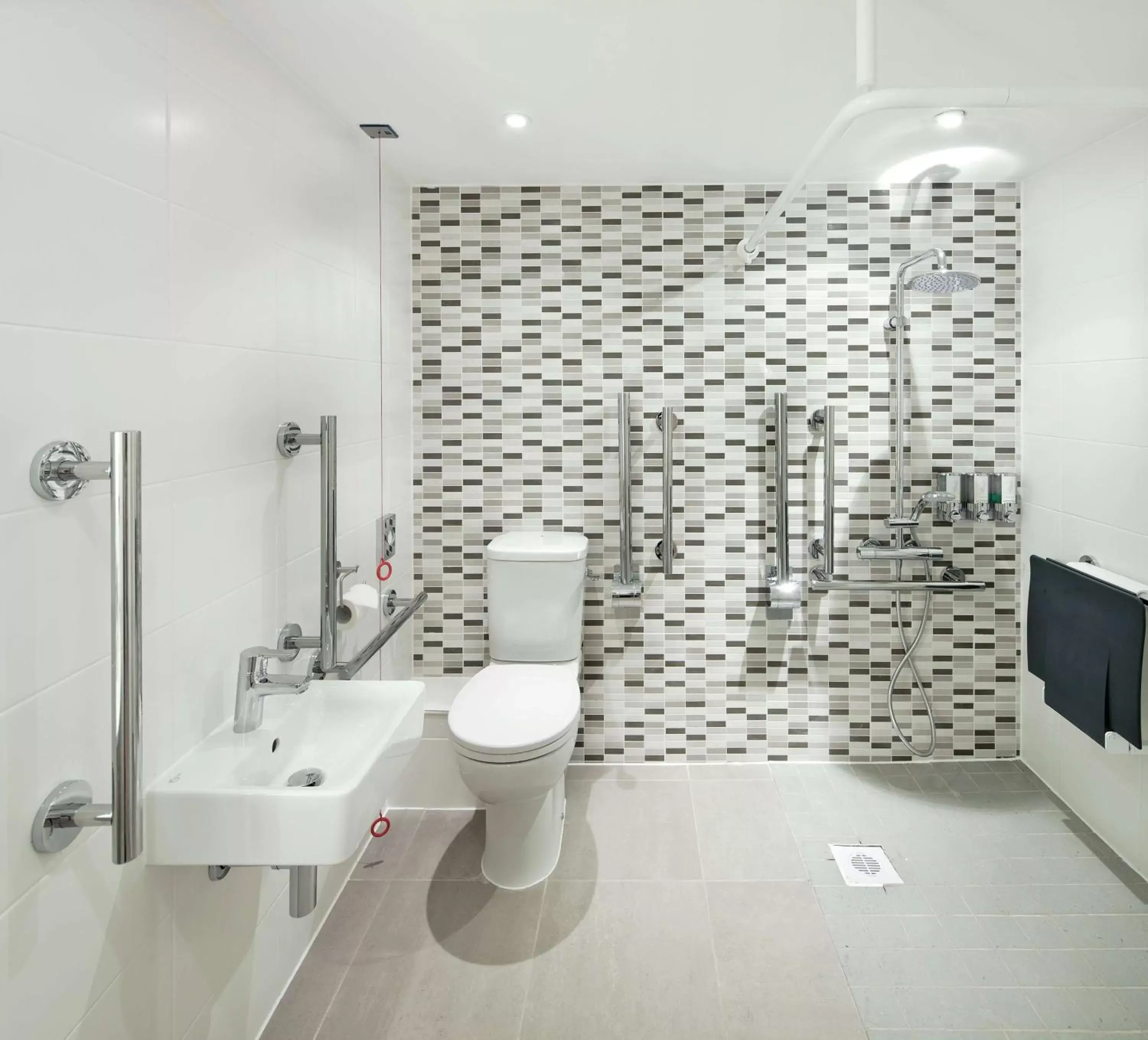 Bathroom in Hampton By Hilton Leeds City Centre