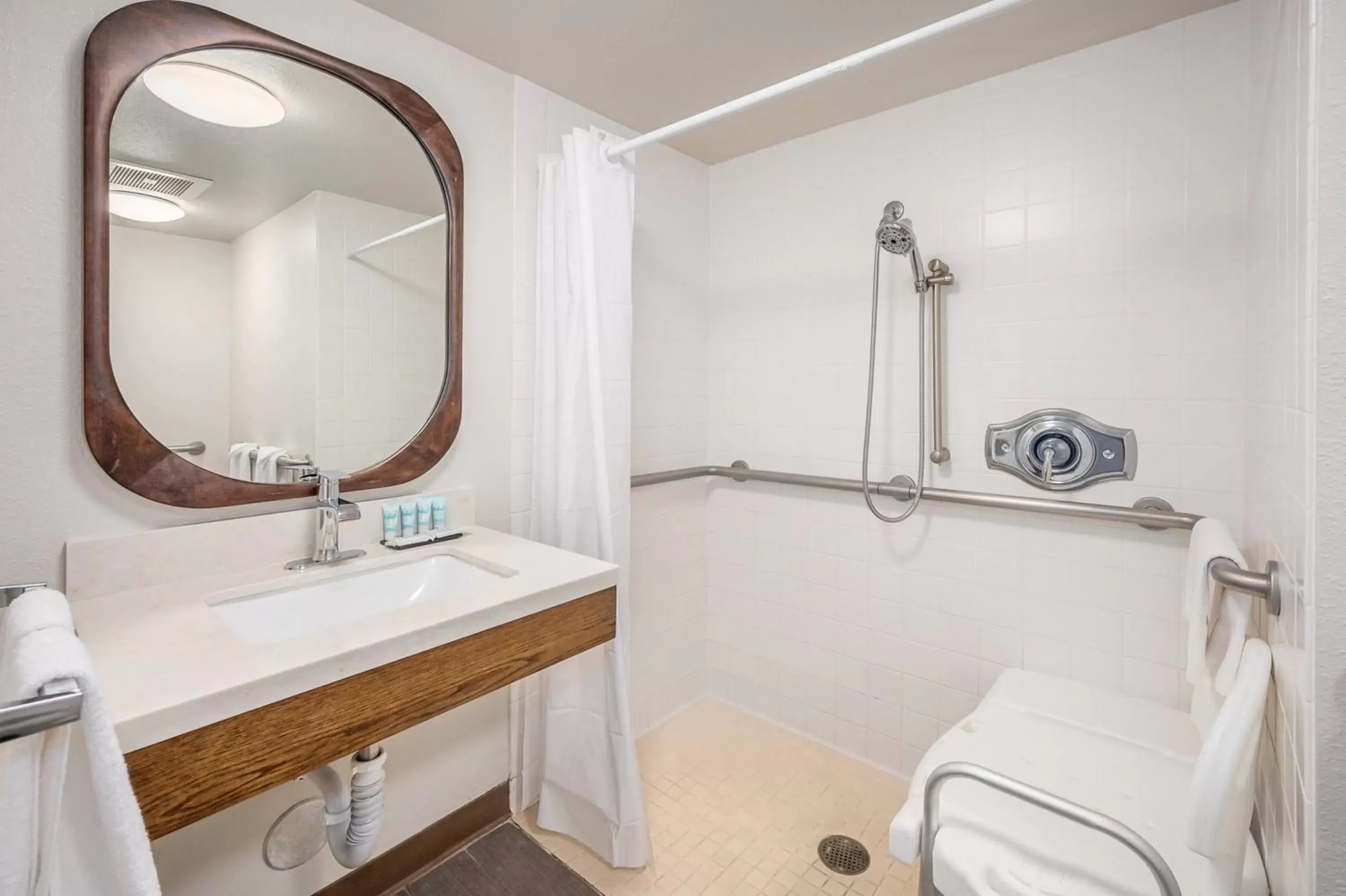 Shower, Bathroom in Maui Beach Hotel