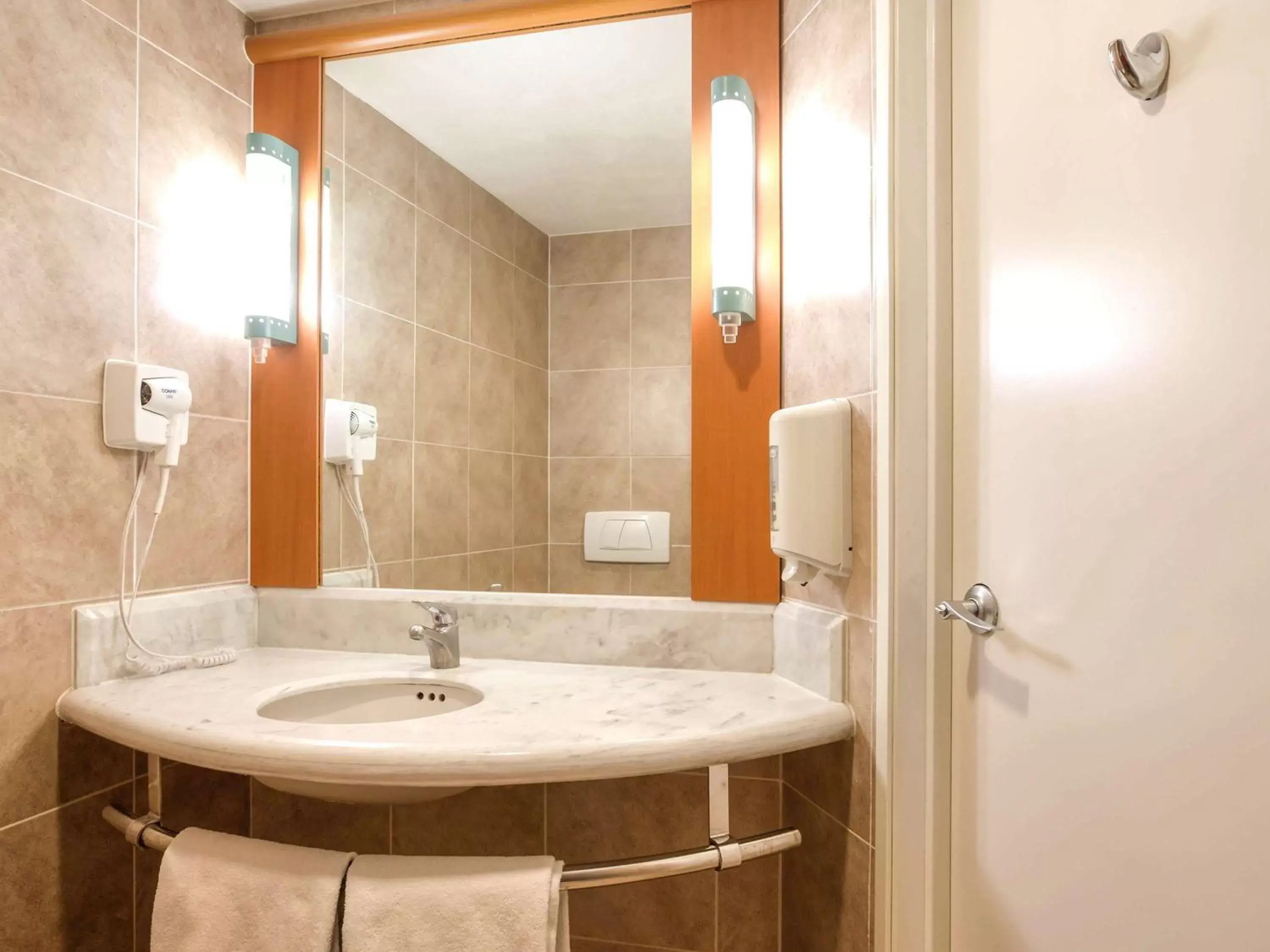 Photo of the whole room, Bathroom in Ibis Guadalajara Expo