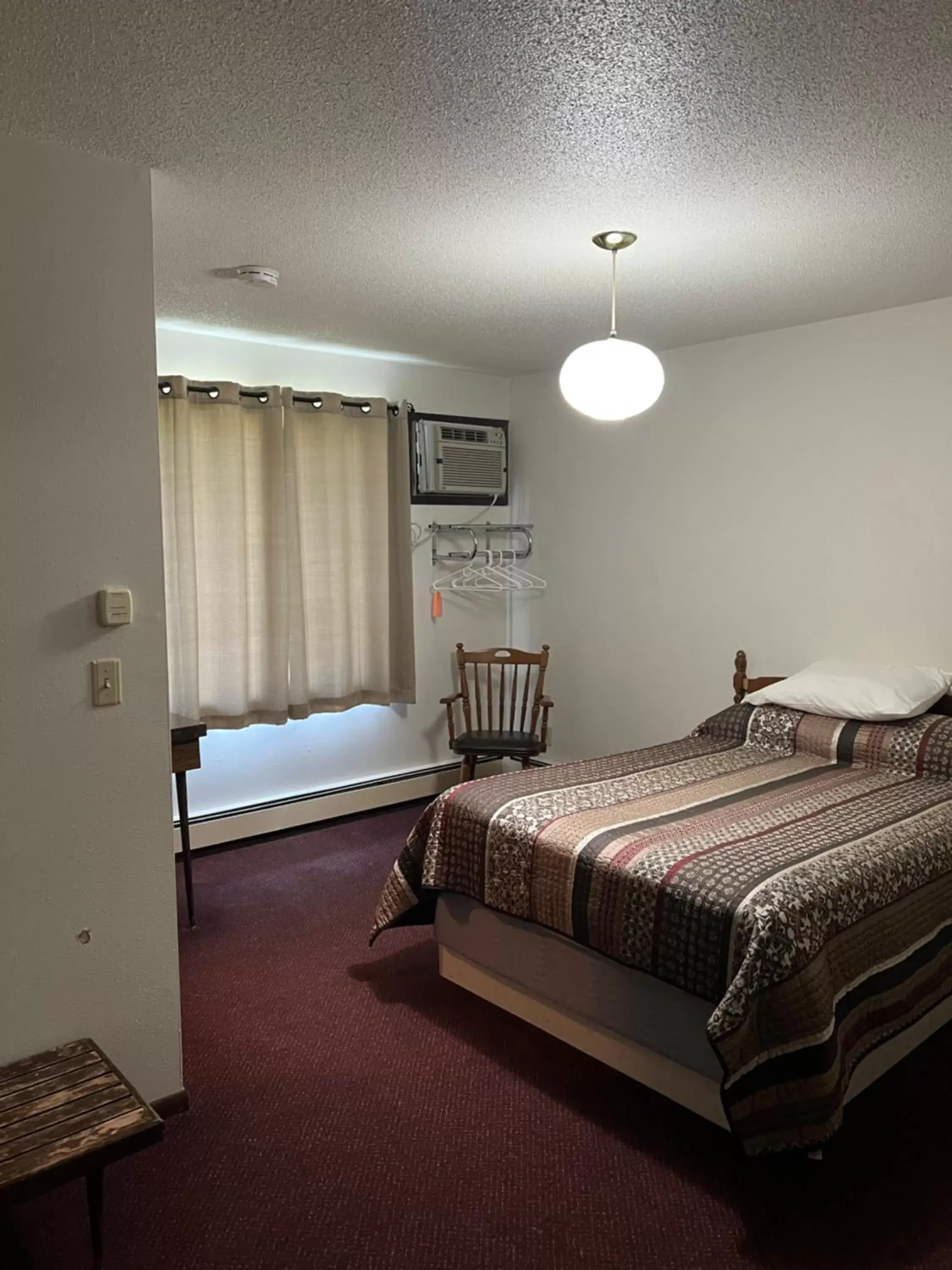 Photo of the whole room, Bed in Barnesville Motel