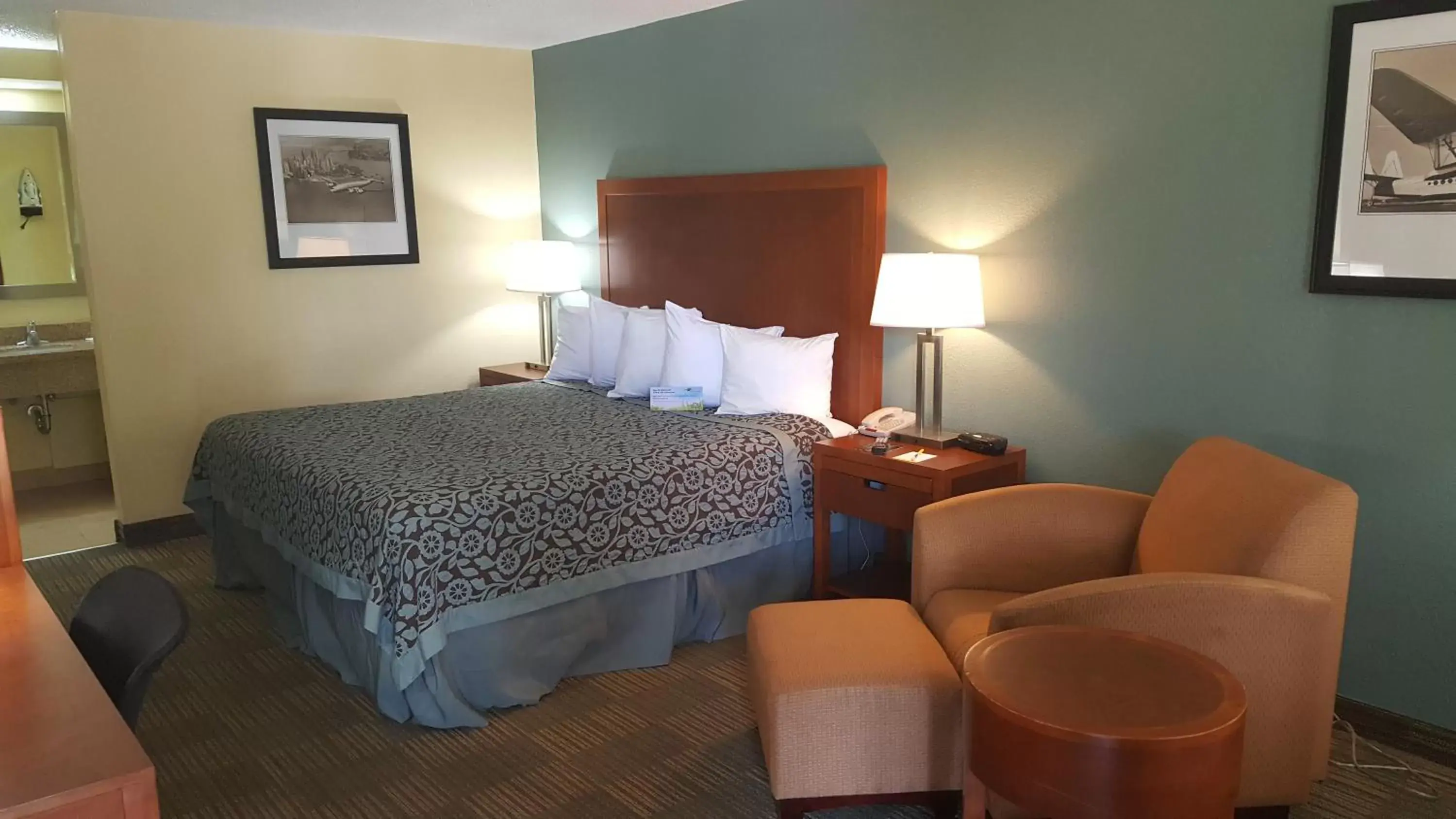 Bedroom, Bed in Days Inn by Wyndham Jacksonville Airport