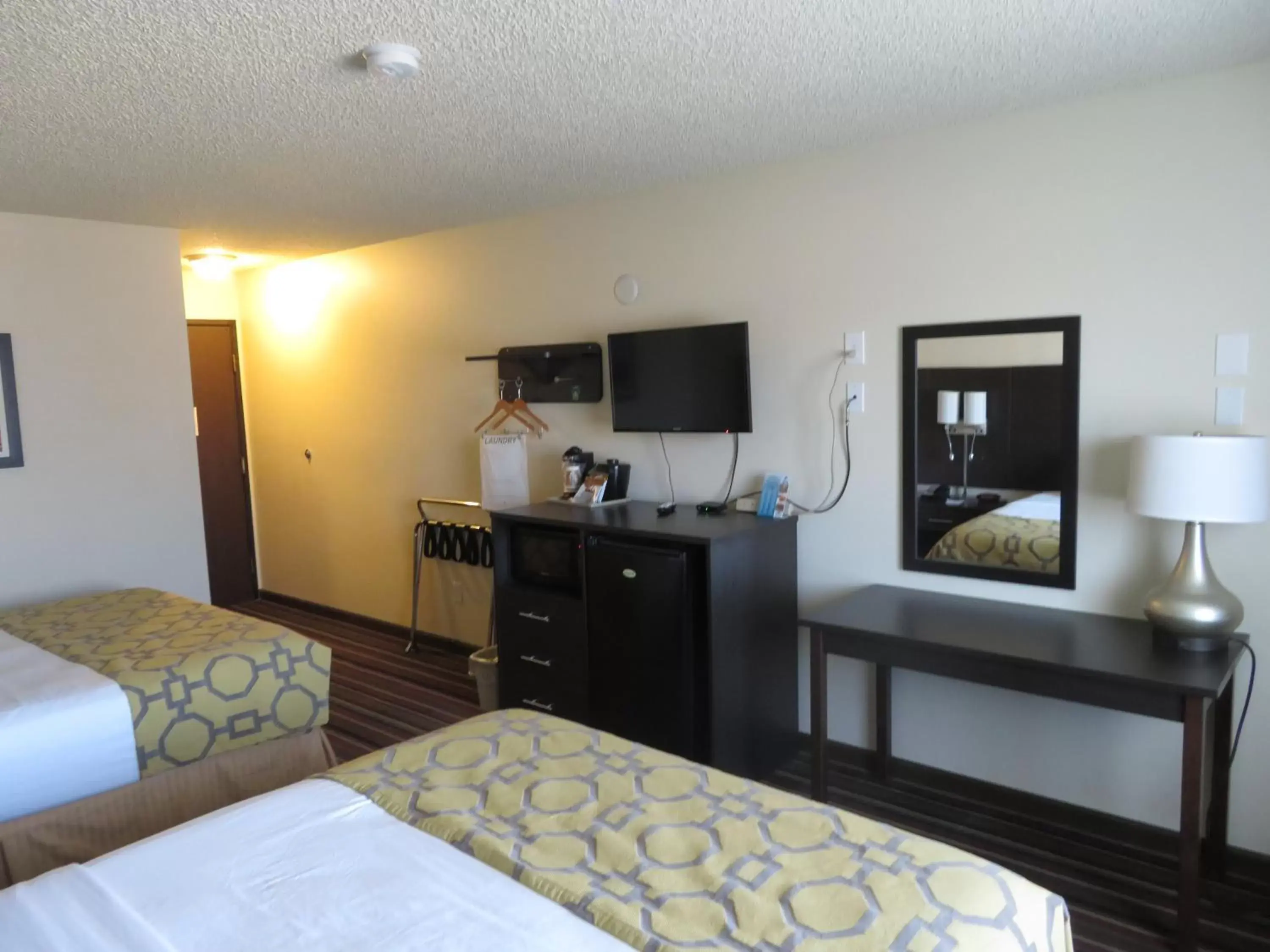 Bedroom, TV/Entertainment Center in GreenTree Inn Montrose Bedroom, TV/Entertainment Center in GreenTree Inn Montrose