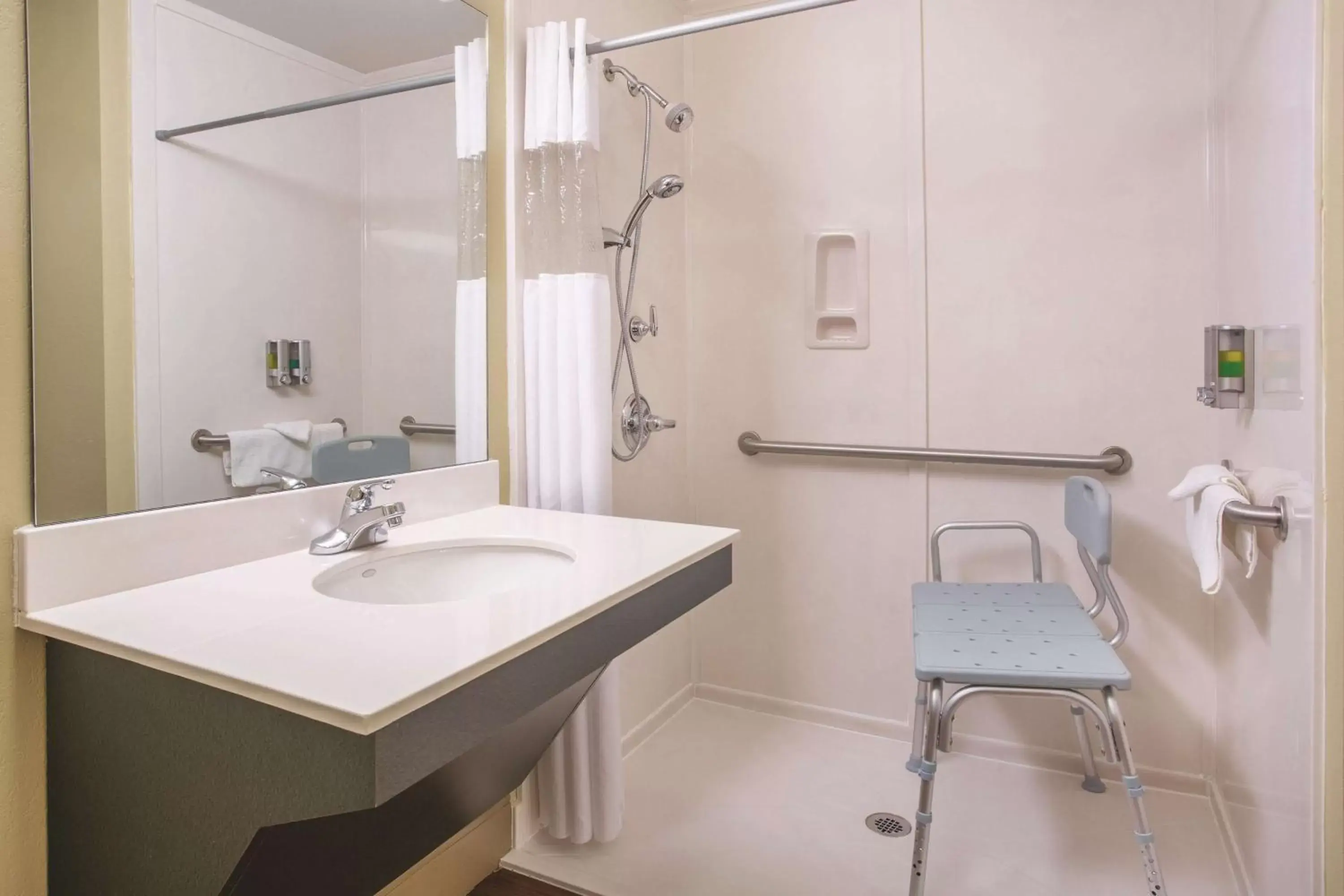 Photo of the whole room, Bathroom in La Quinta by Wyndham Bentonville
