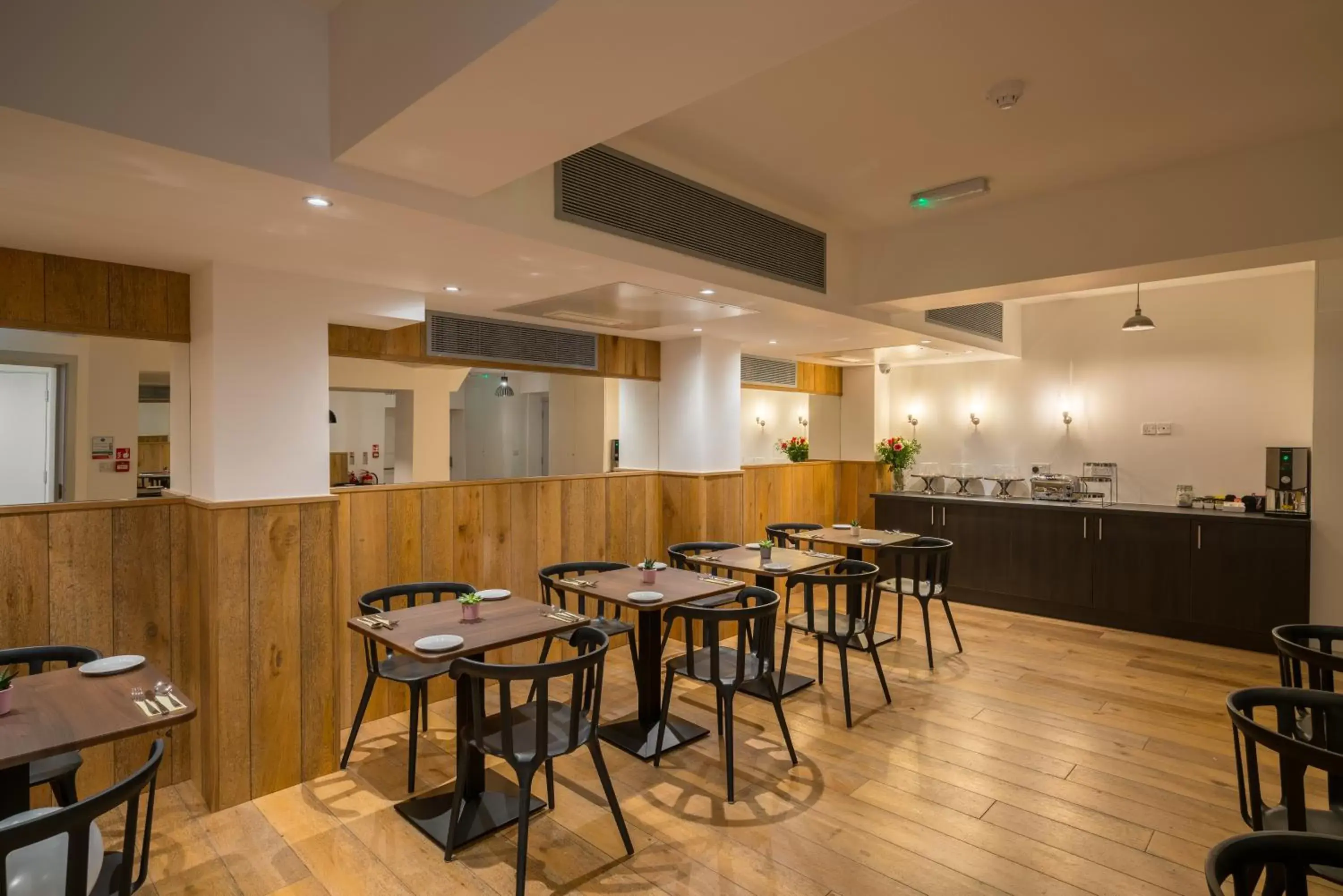 Food, Restaurant/Places to Eat in Pelican London Hotel and Residence