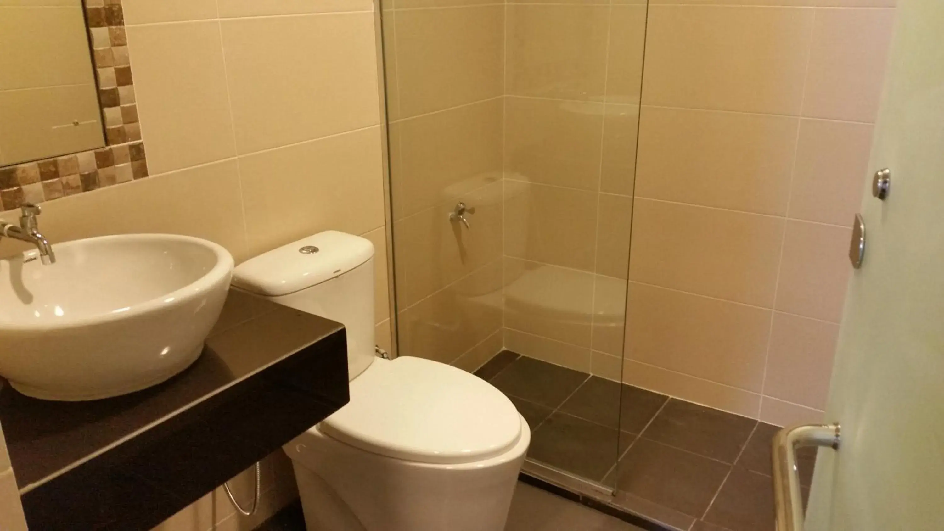 Bathroom in Iskandar Hotel