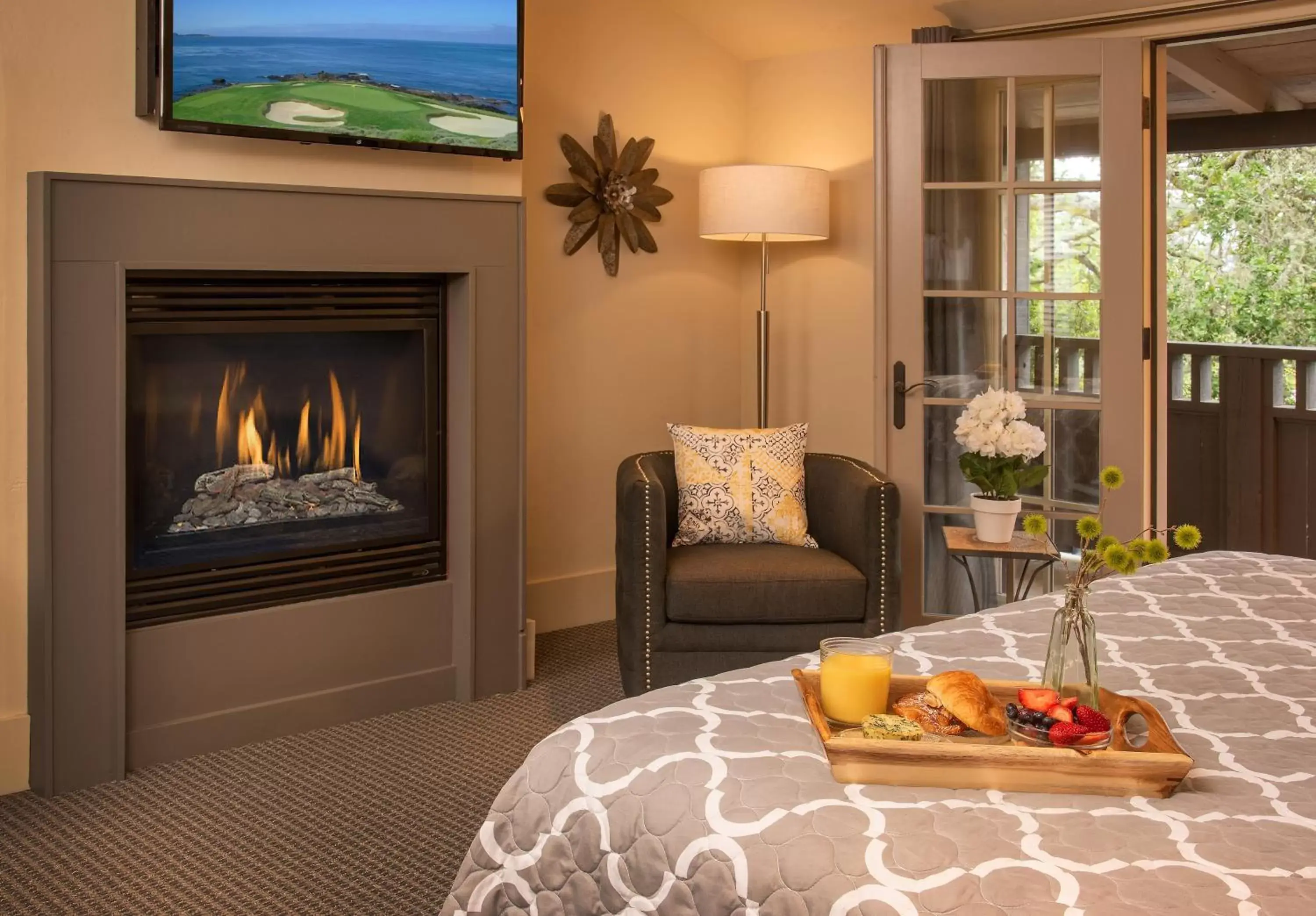 Bed, TV/Entertainment Center in Carmel Country Inn