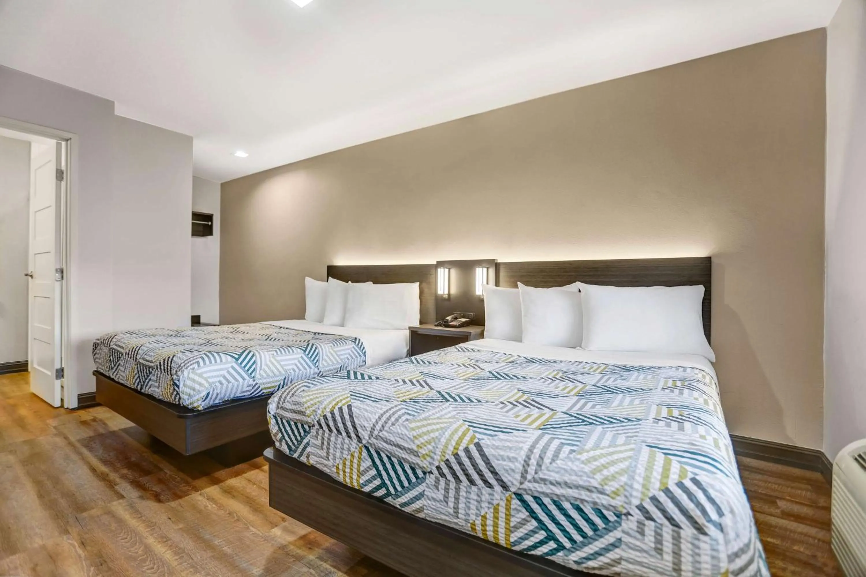 Bedroom, Bed in Motel 6 San Diego, CA Airport Harbor