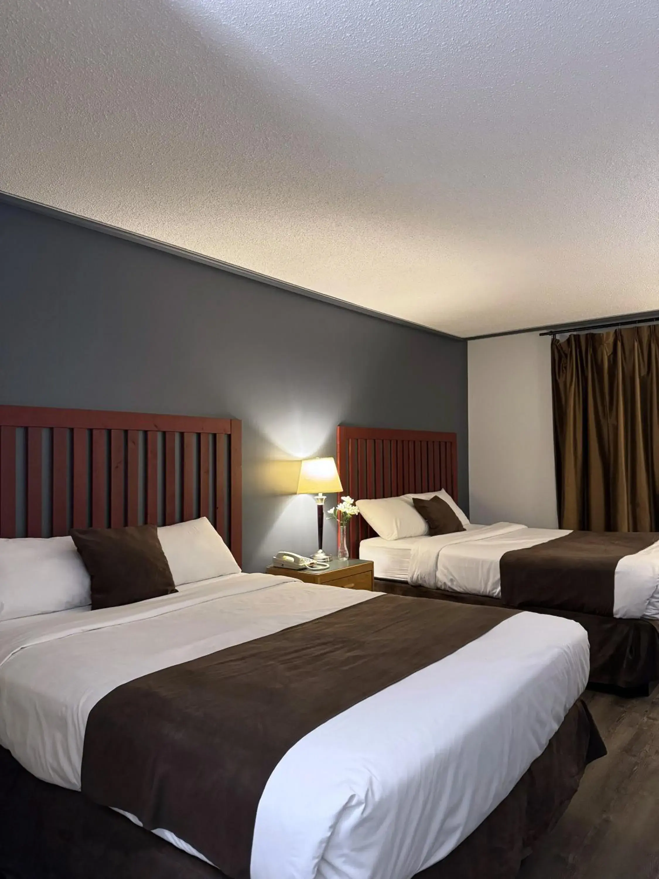 Bed in DIVYA SUTRA Riviera Plaza and Conference Centre, Vernon, BC