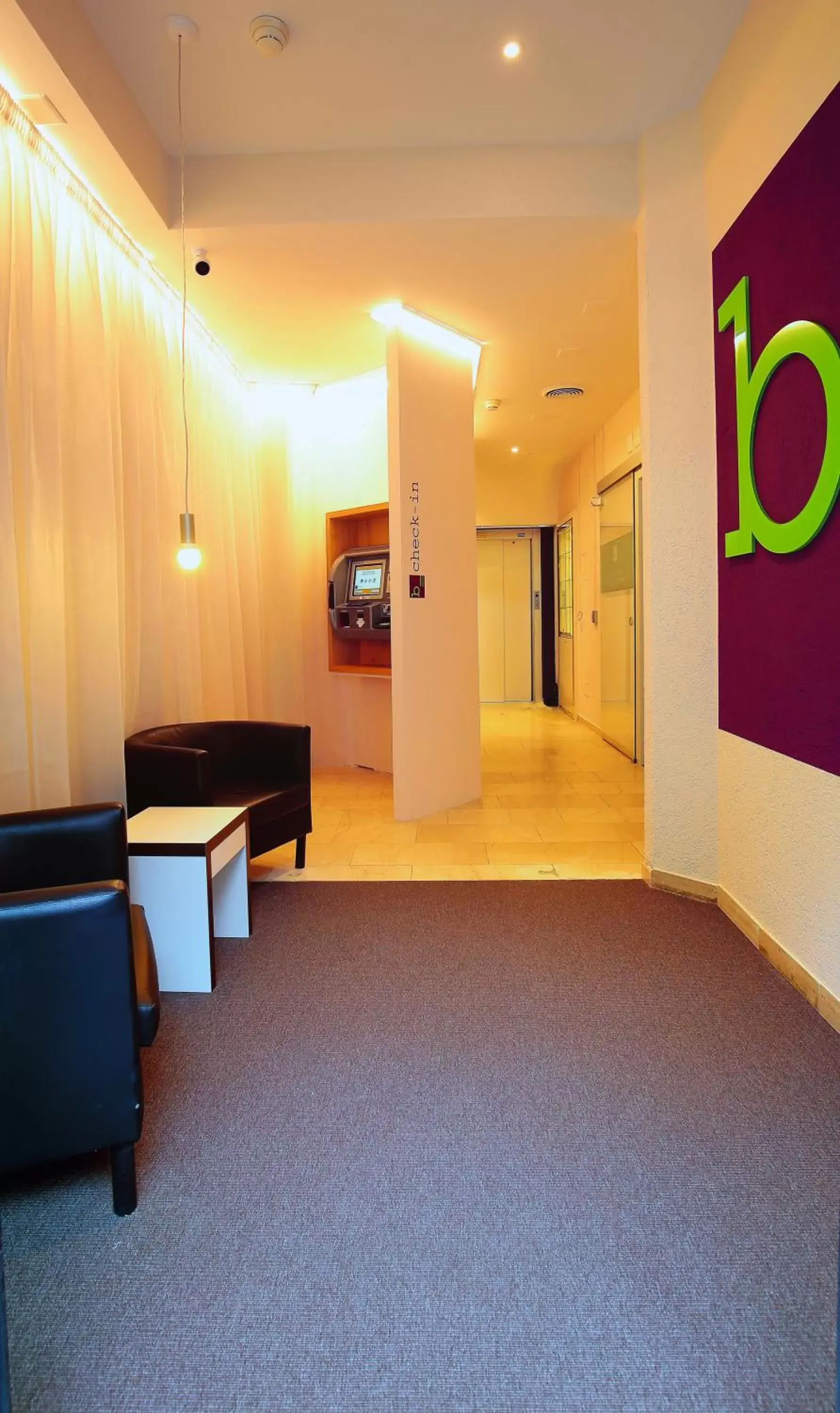 Lobby or reception in b-smart motel Basel