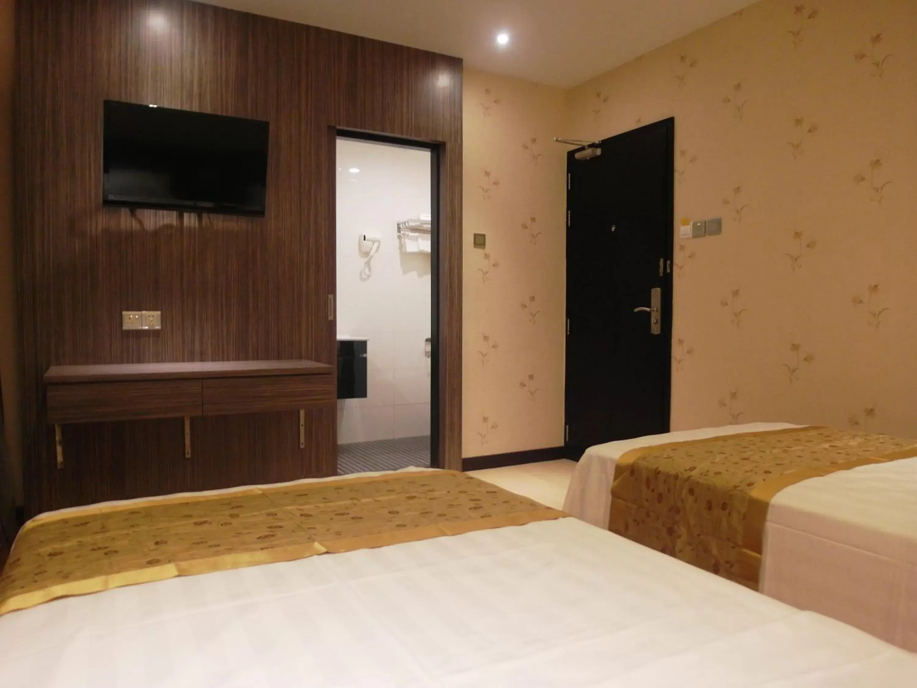 Bedroom, Bed in Mandarin Hotel Kota Kinabalu