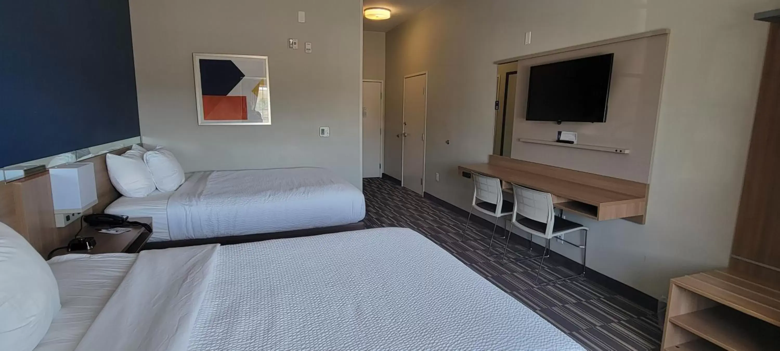 Photo of the whole room, Bed in Microtel Inn & Suites by Wyndham Fountain North