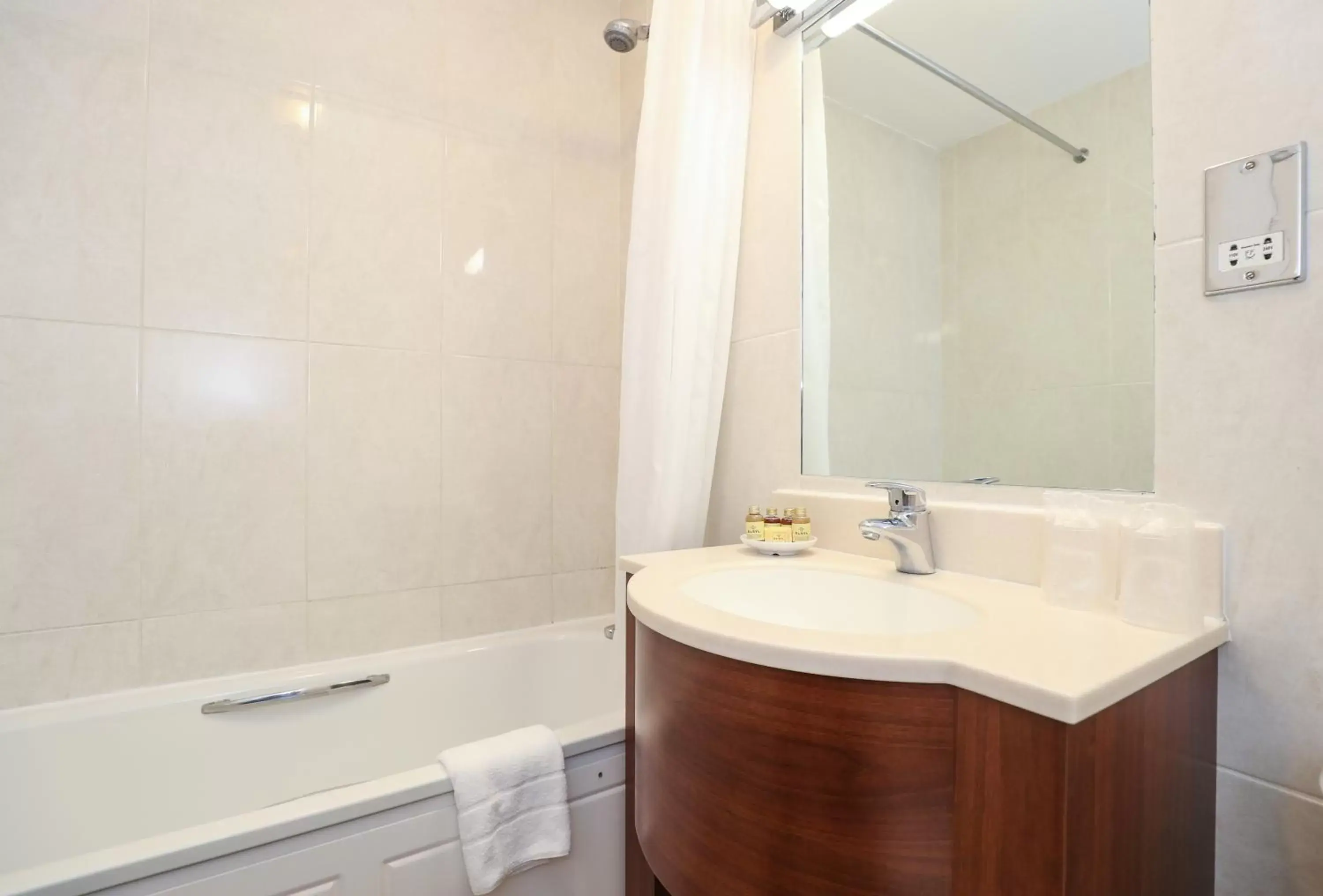 Bathroom in Royal Exeter Hotel