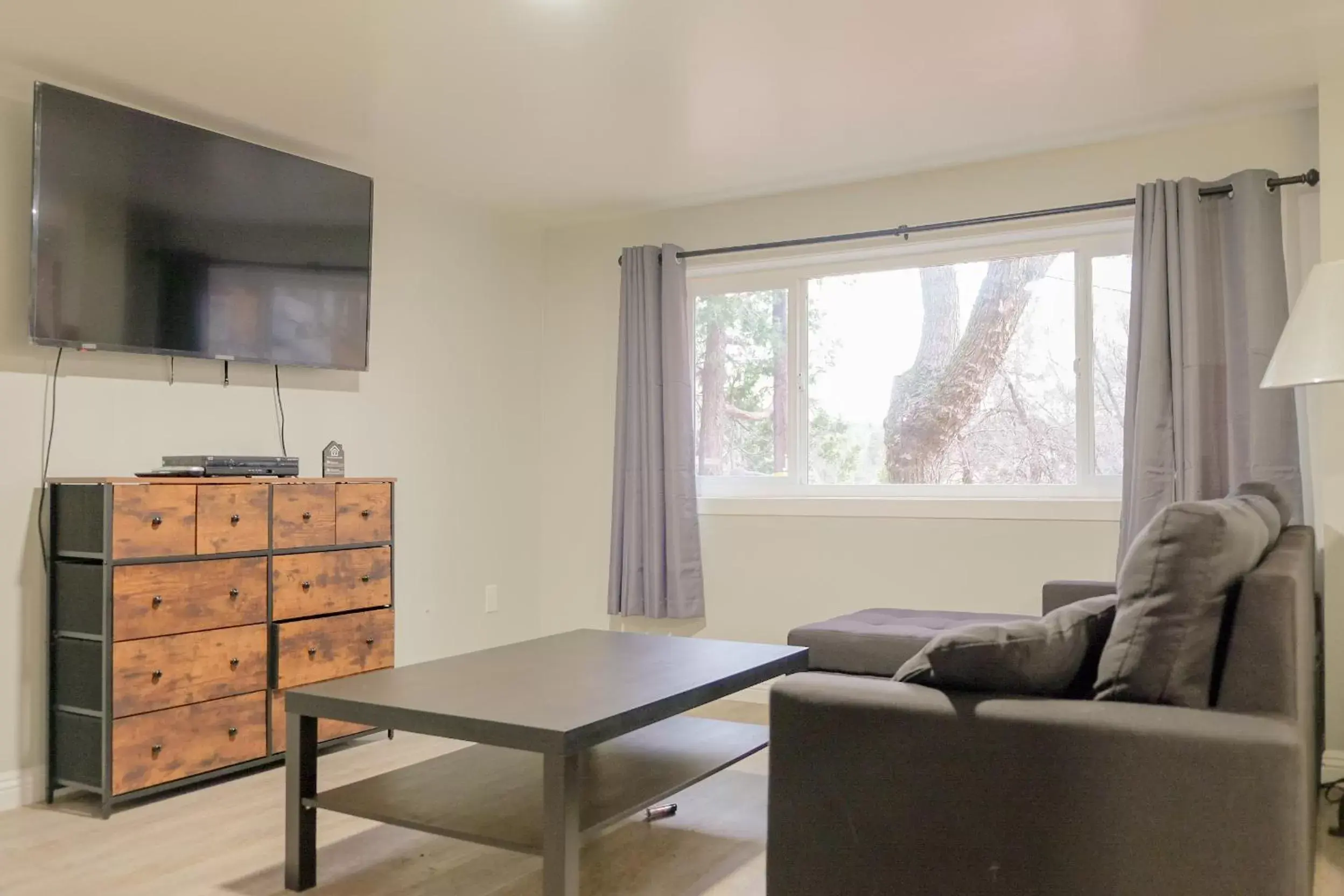 TV and multimedia, Seating Area in Sherwood Arms Motel