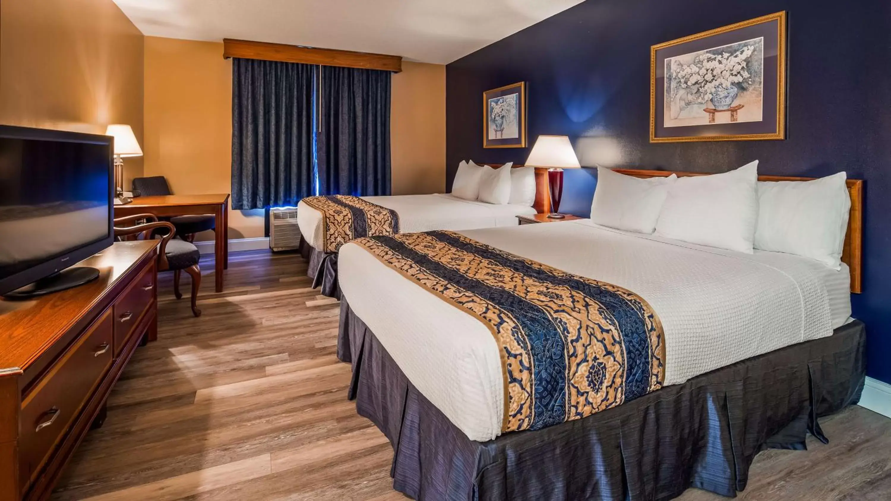 Photo of the whole room, Bed in Best Western Potomac Mills