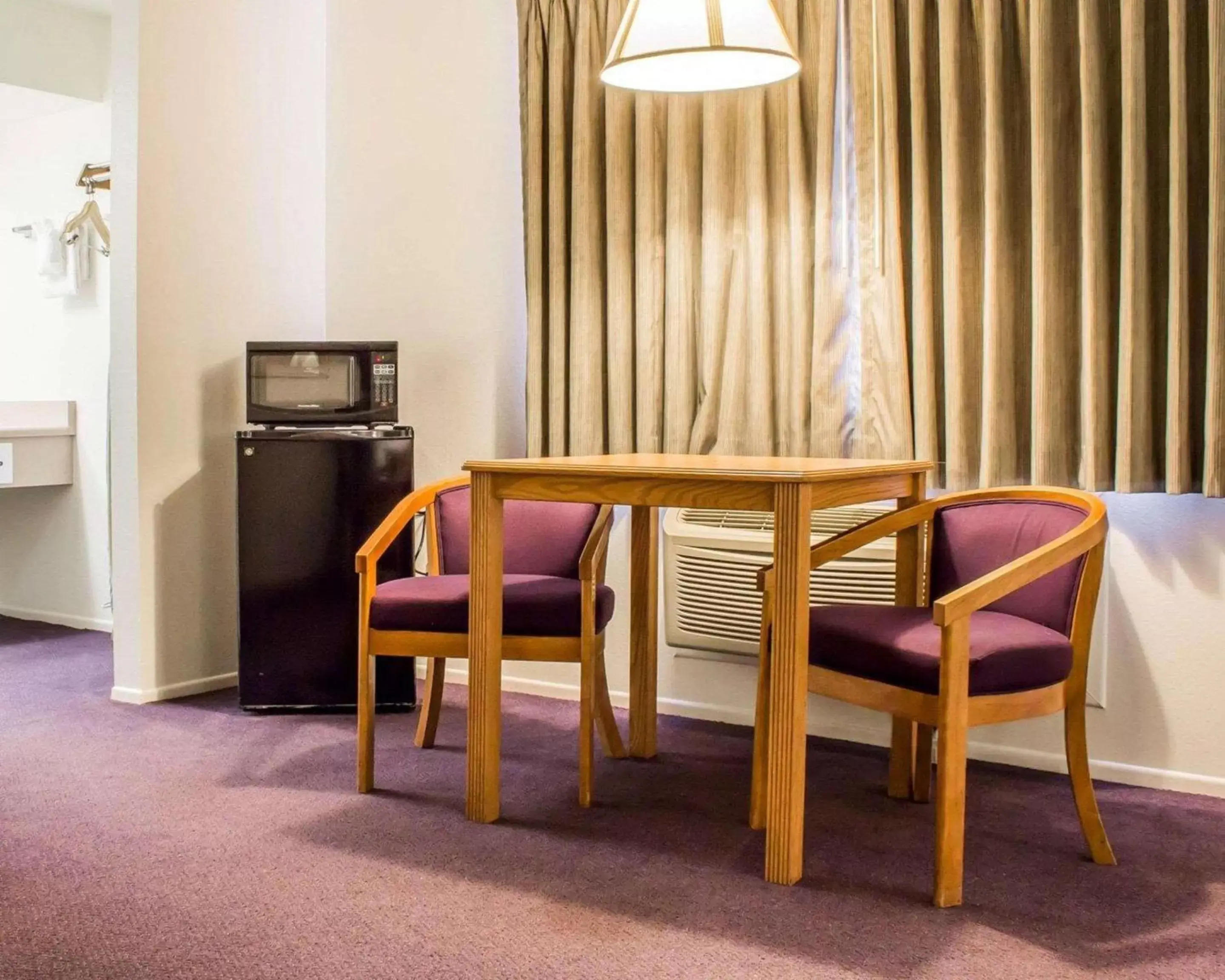 Photo of the whole room, Seating Area in Rodeway Inn Silver Creek Inn