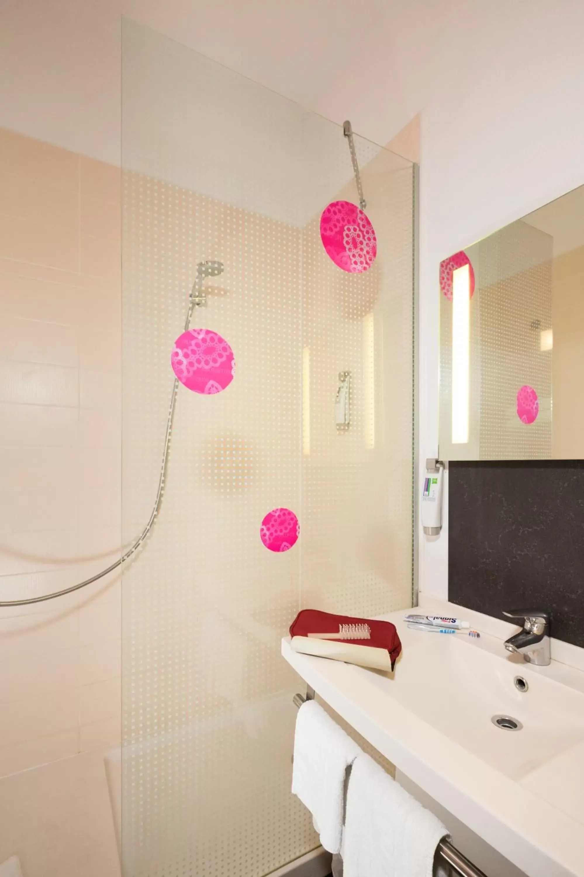 Shower, Bathroom in ibis Styles Bethune Bruay la Buissière