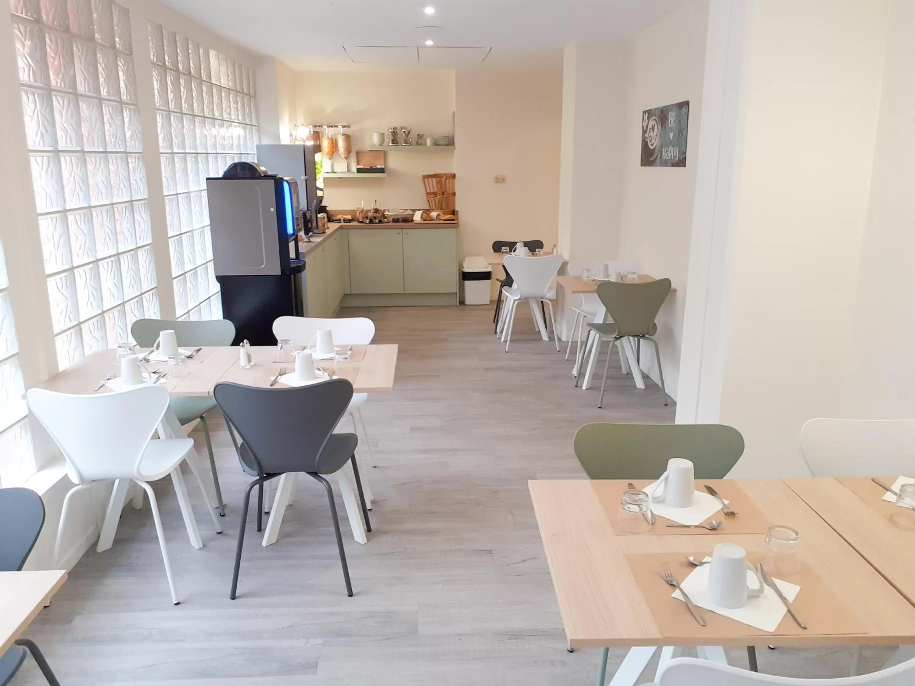 Buffet breakfast in Zenitude Hôtel-Résidences Le Cannet