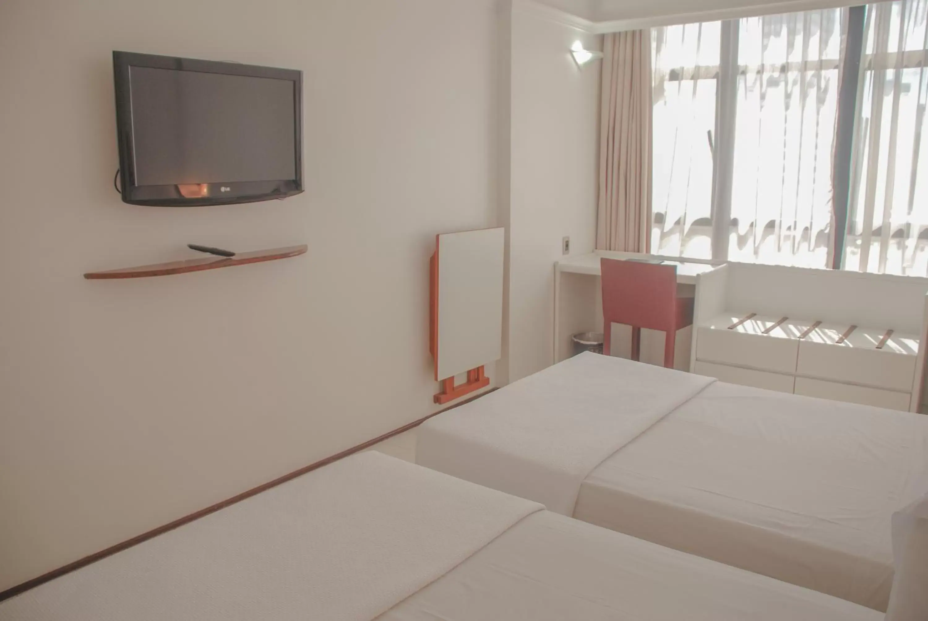 Bed, TV/Entertainment Center in Rede Andrade LG Inn