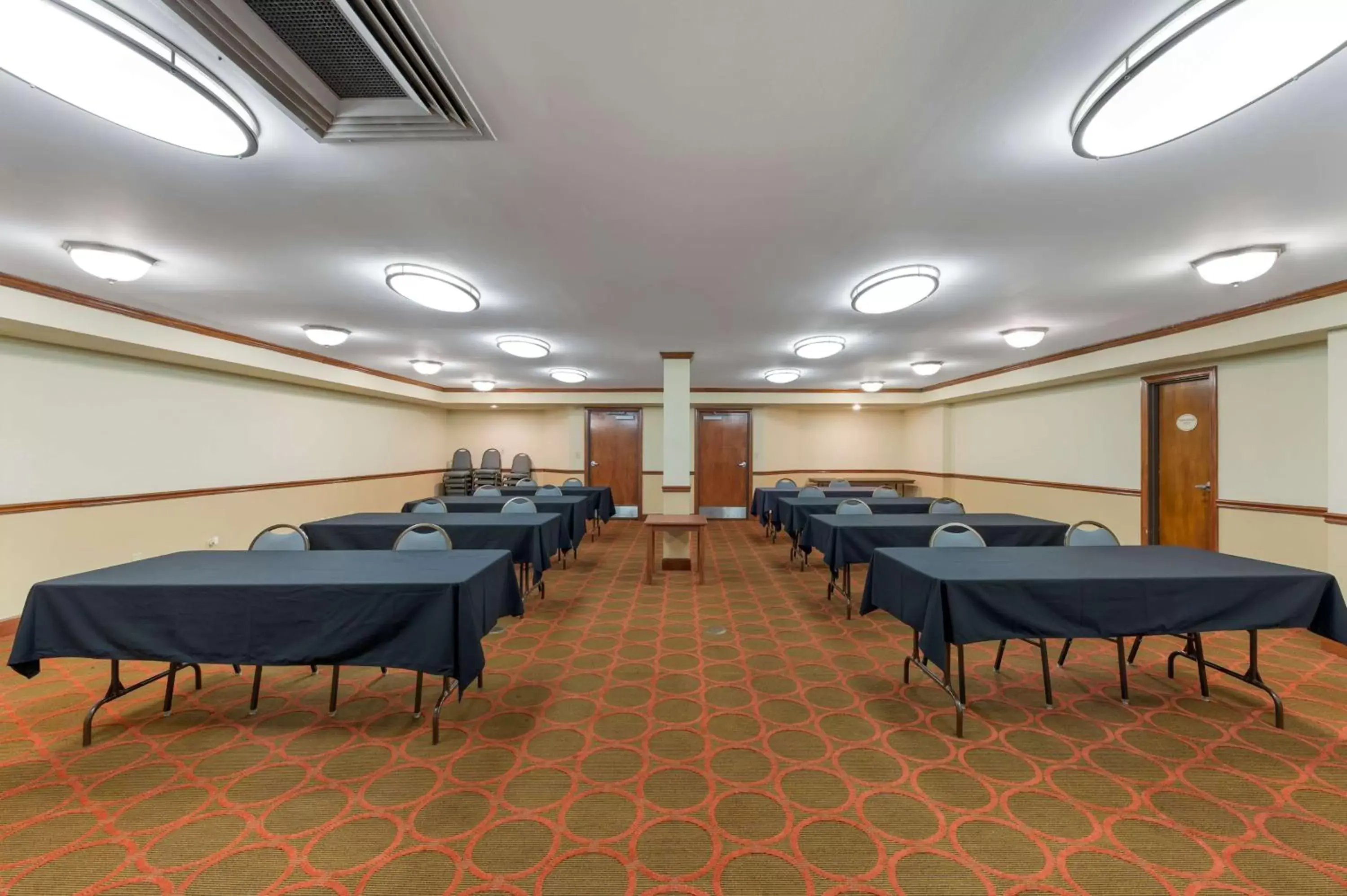 Meeting/conference room, Restaurant/Places to Eat in Best Western Louisville East Inn & Suites