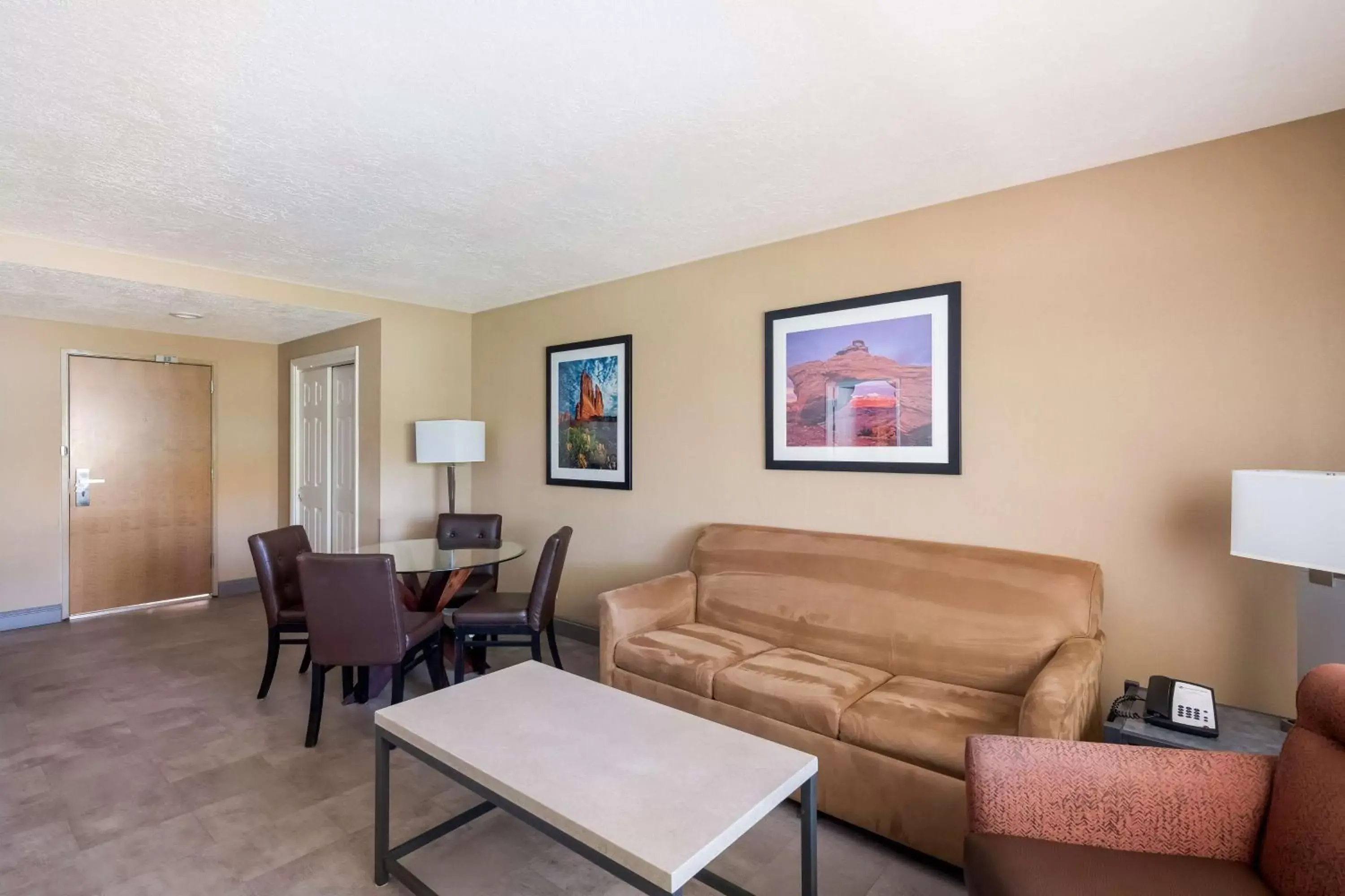 Photo of the whole room, Seating Area in Best Western Plus Canyonlands Inn