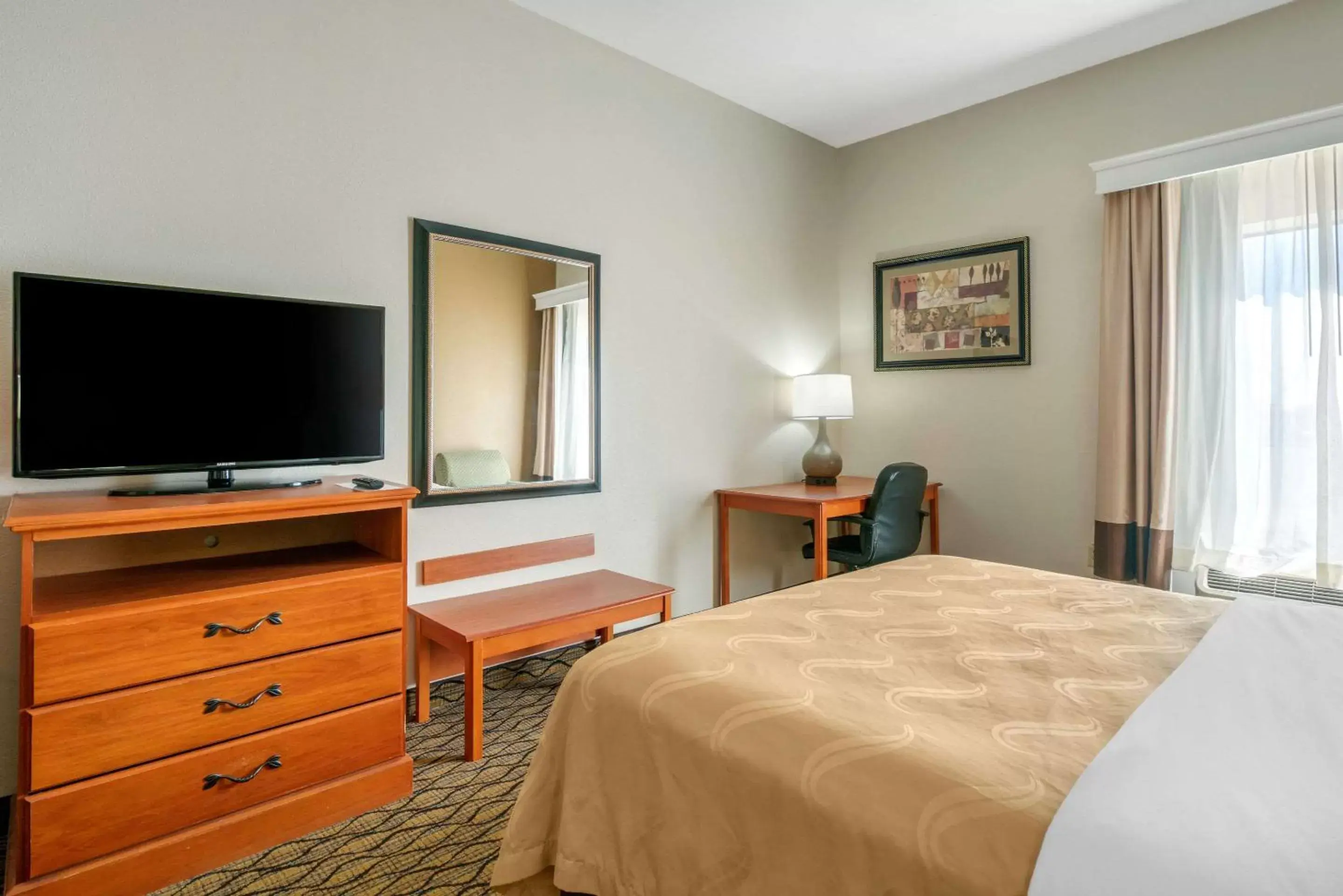 TV and multimedia, Bed in Quality Inn & Suites - Jefferson City