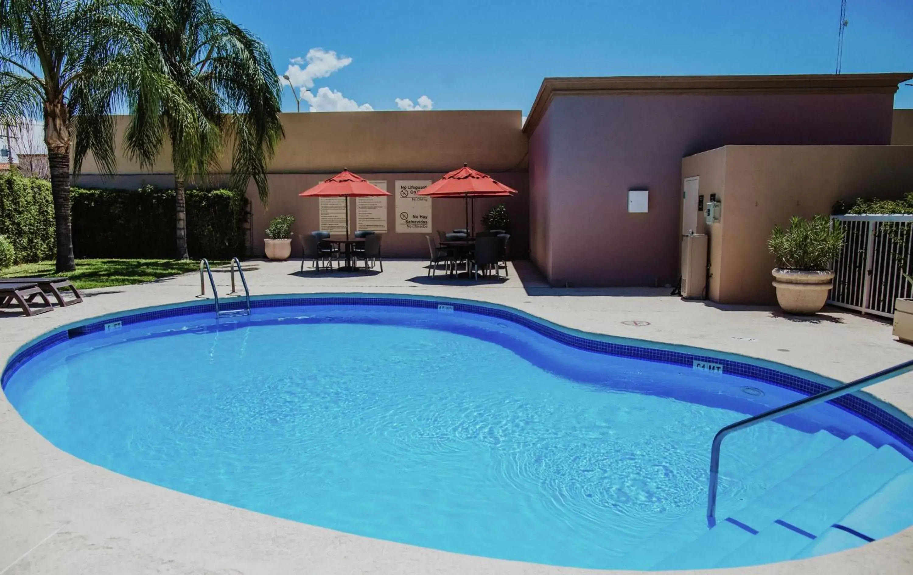 Swimming Pool in Hampton Inn Torreon Airport-Galerias