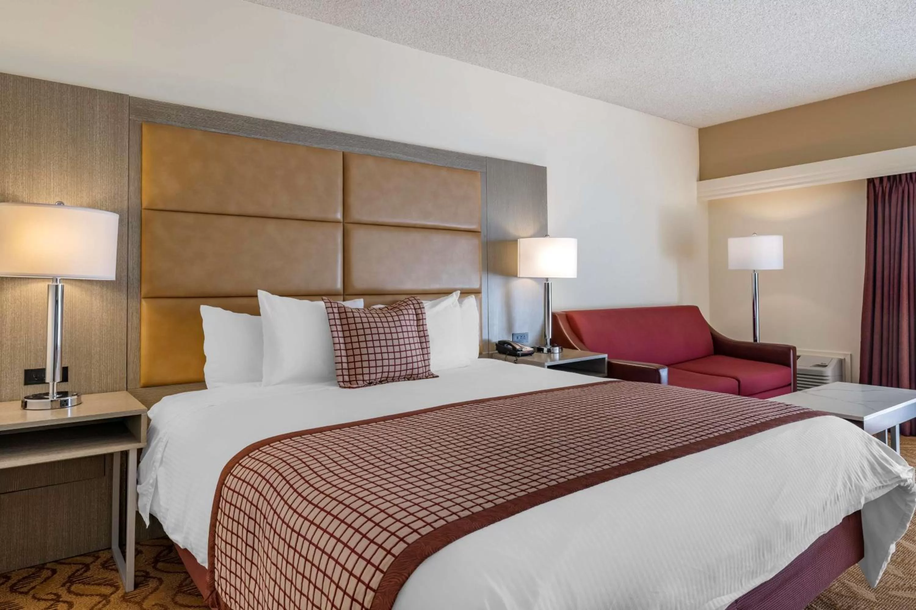 Bed in Best Western Plus Thousand Oaks Inn