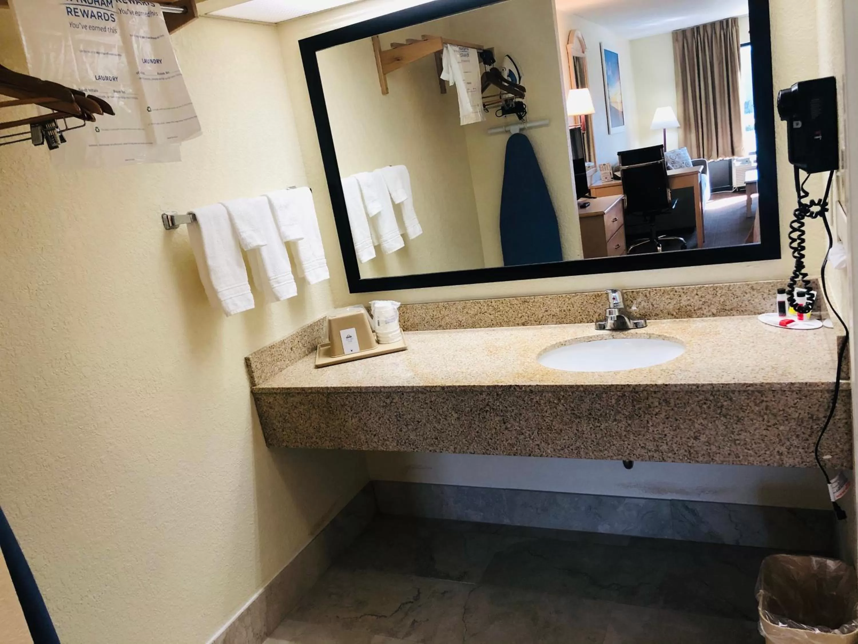 Days Inn & Suites by Wyndham Navarre - near Beaches Hurlburt