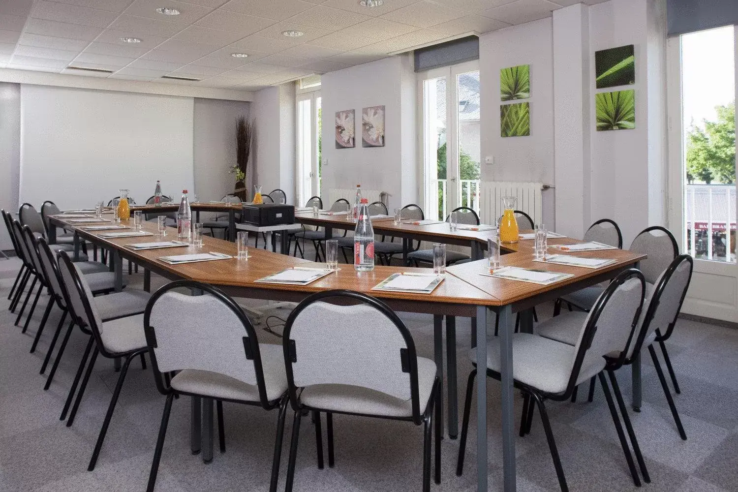 Meeting/conference room in Logis Hôtel-Restaurant Le Commerce