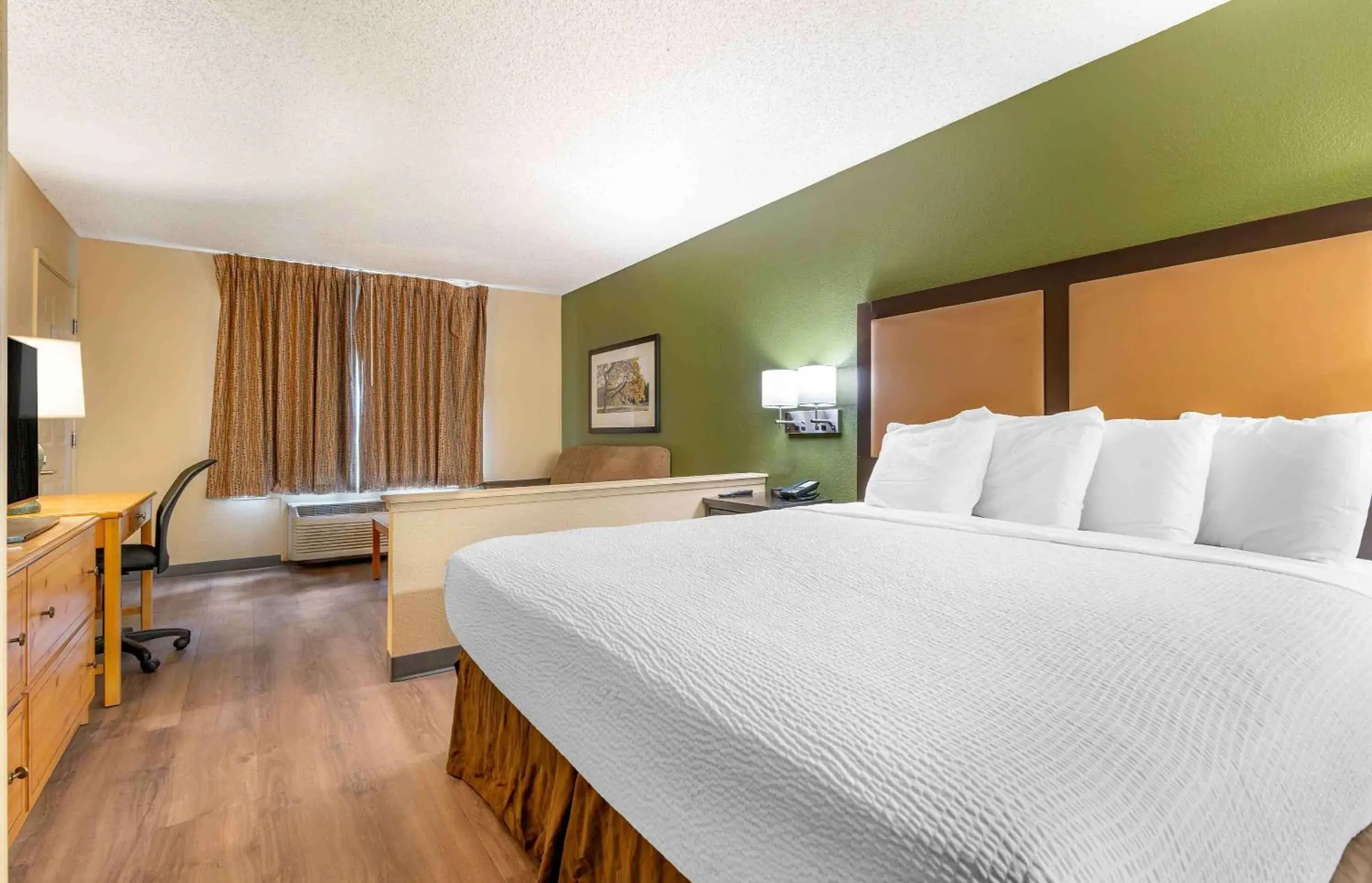 Bedroom, Bed in Extended Stay America Suites - Portland - Tigard