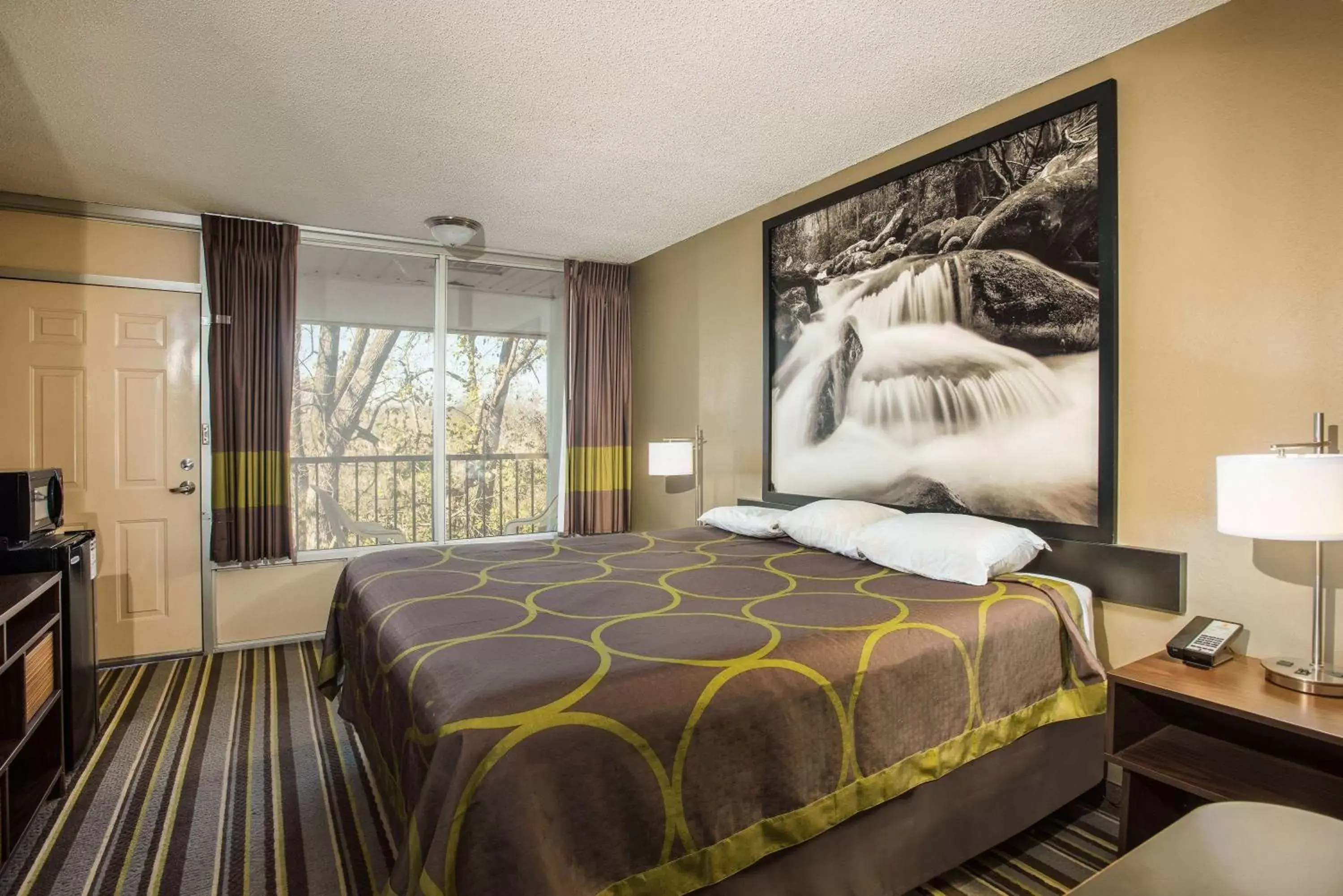 Photo of the whole room, Bed in Super 8 by Wyndham Sevierville Riverside