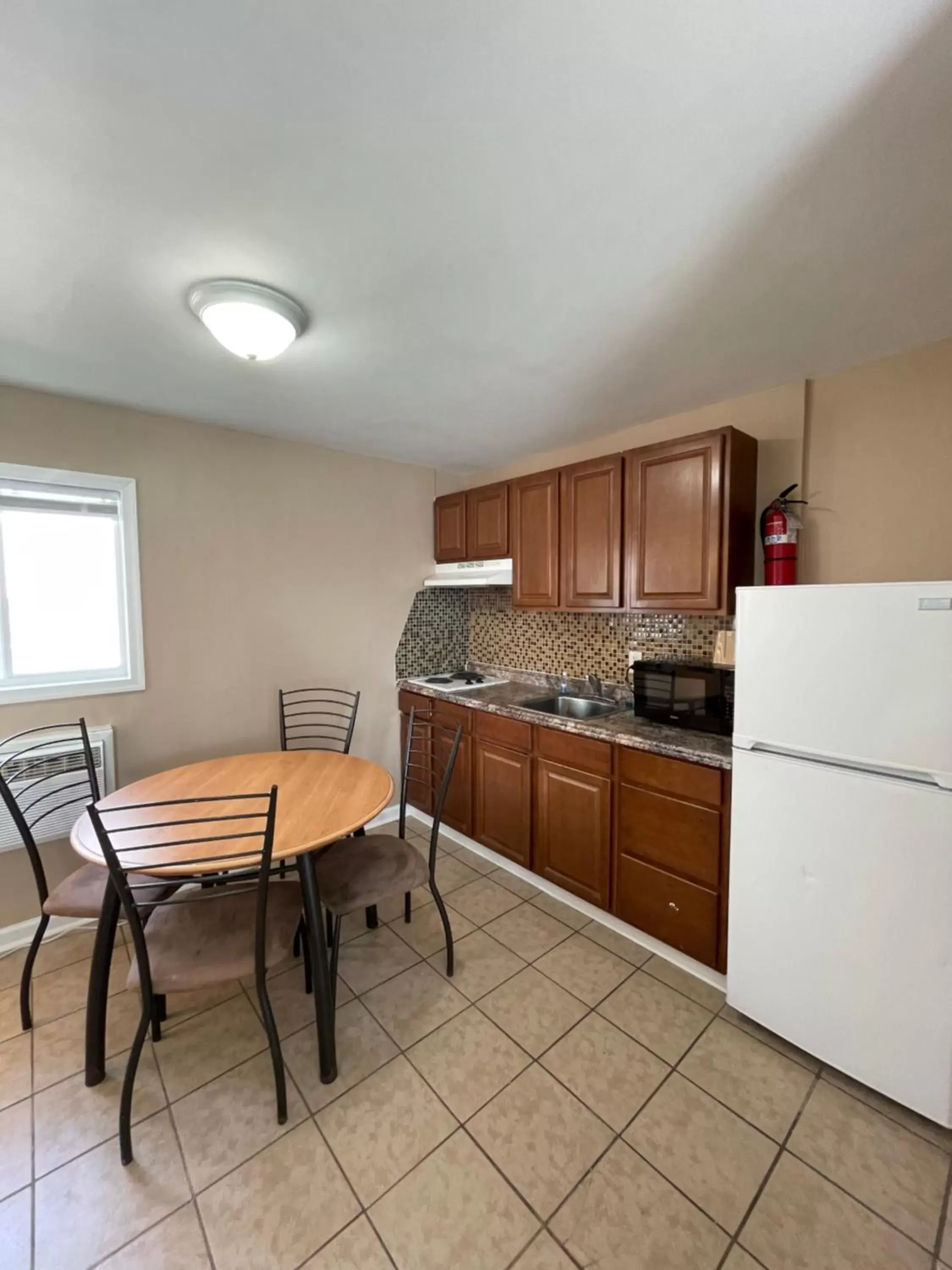 Kitchen/Kitchenette in Mango Motel