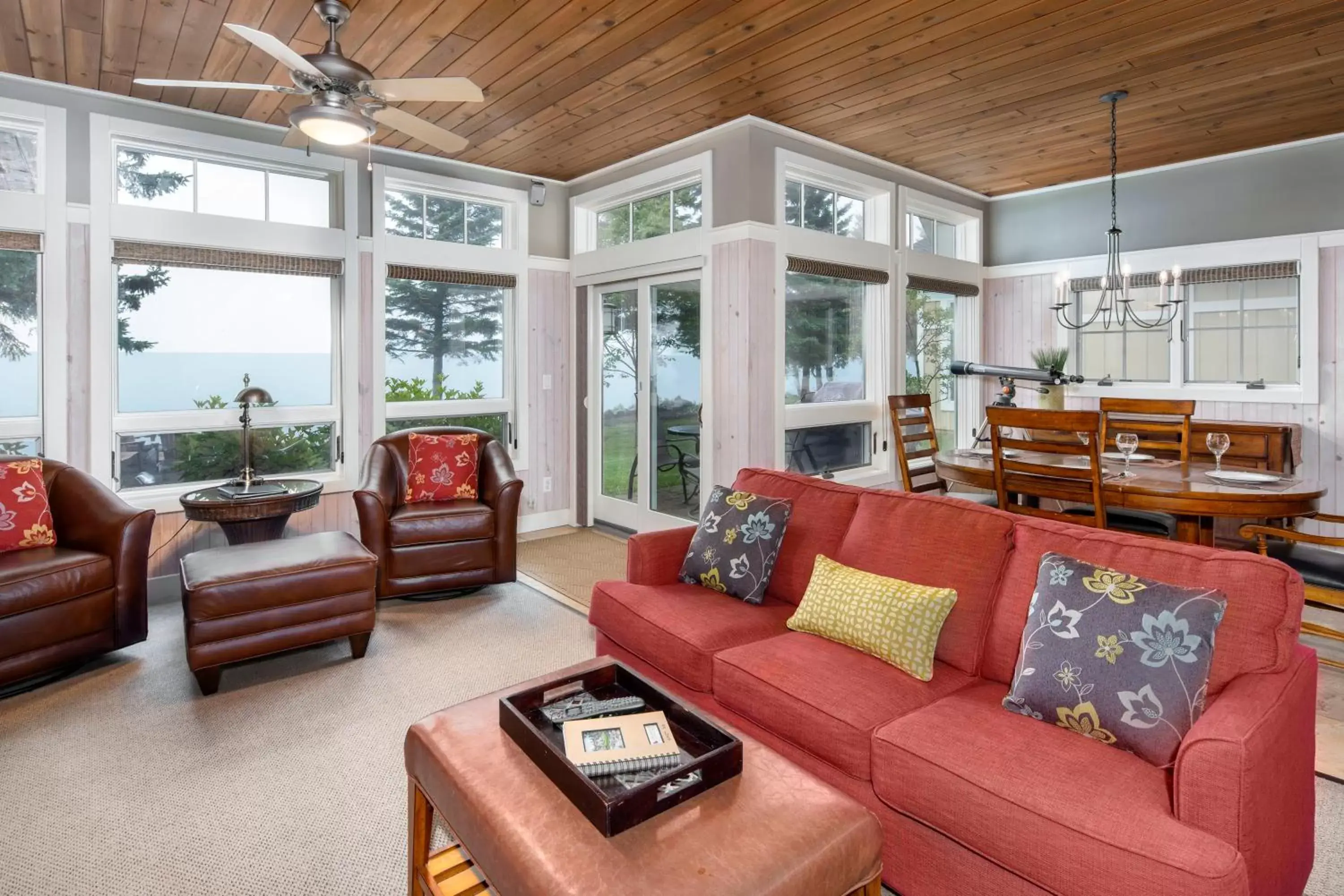 Living room, Seating Area in Larsmont Cottages