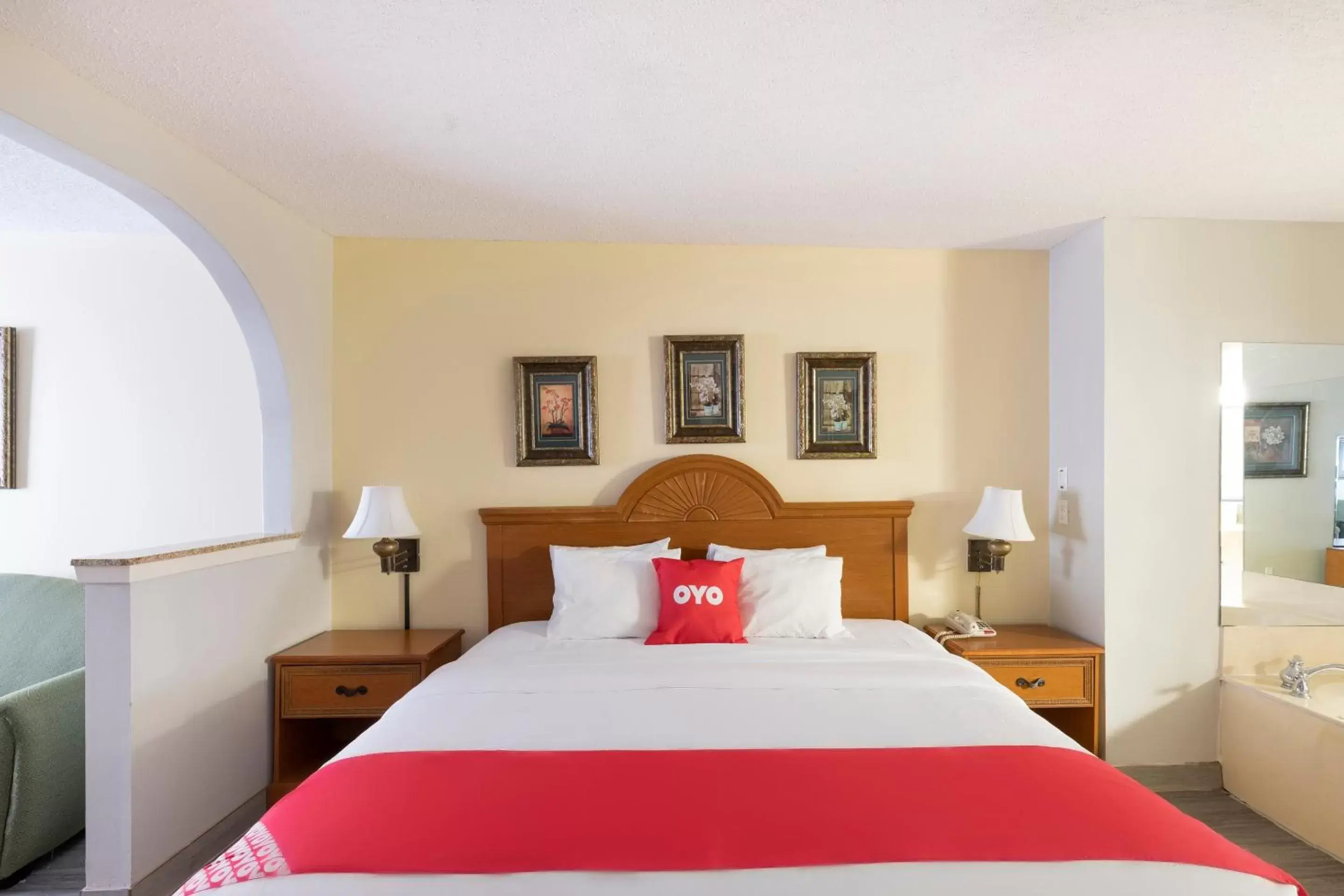 Bedroom, Bed in OYO Hotel Stafford TX I-69 North