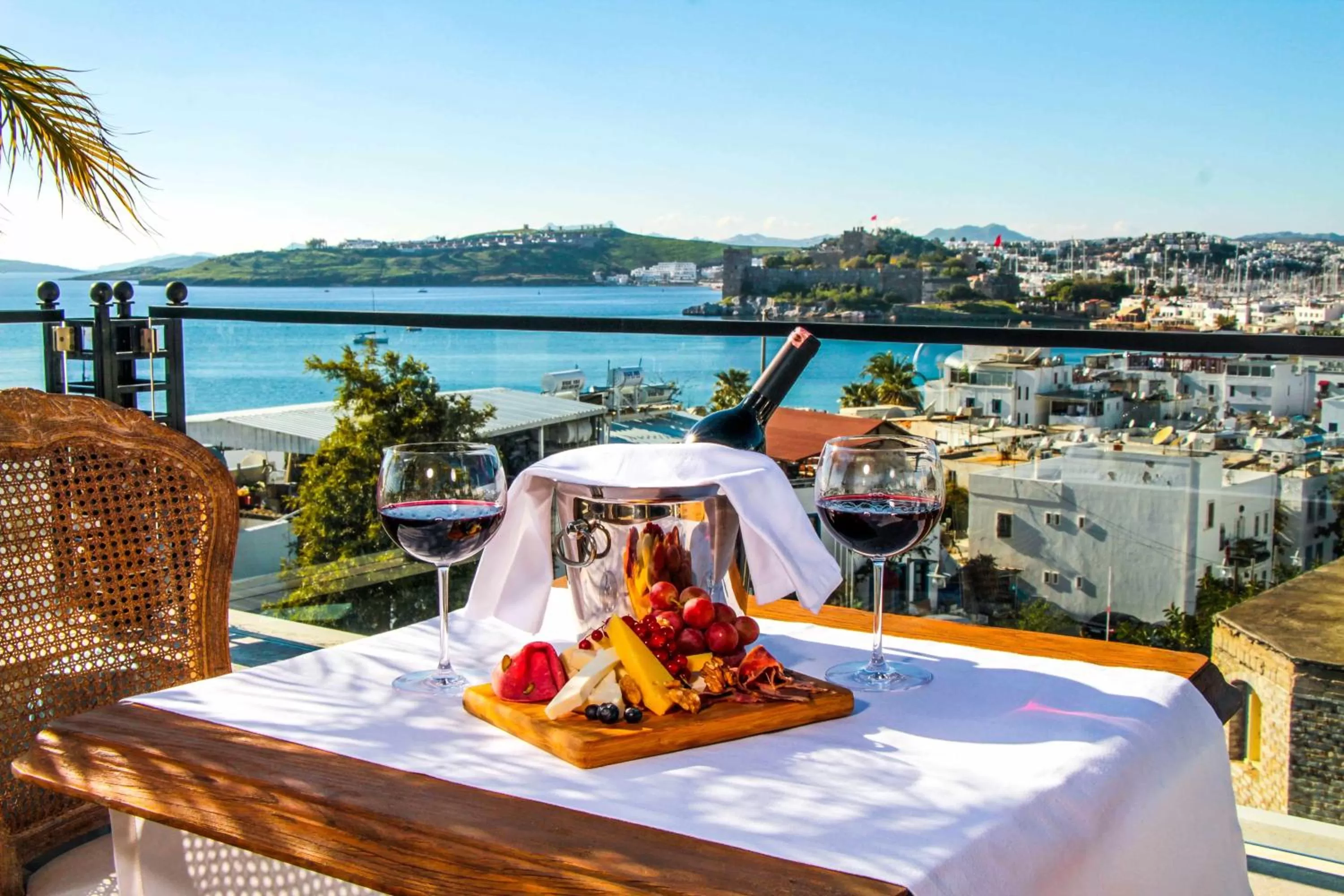 Restaurant/places to eat in Ena Boutique Hotel & Residences