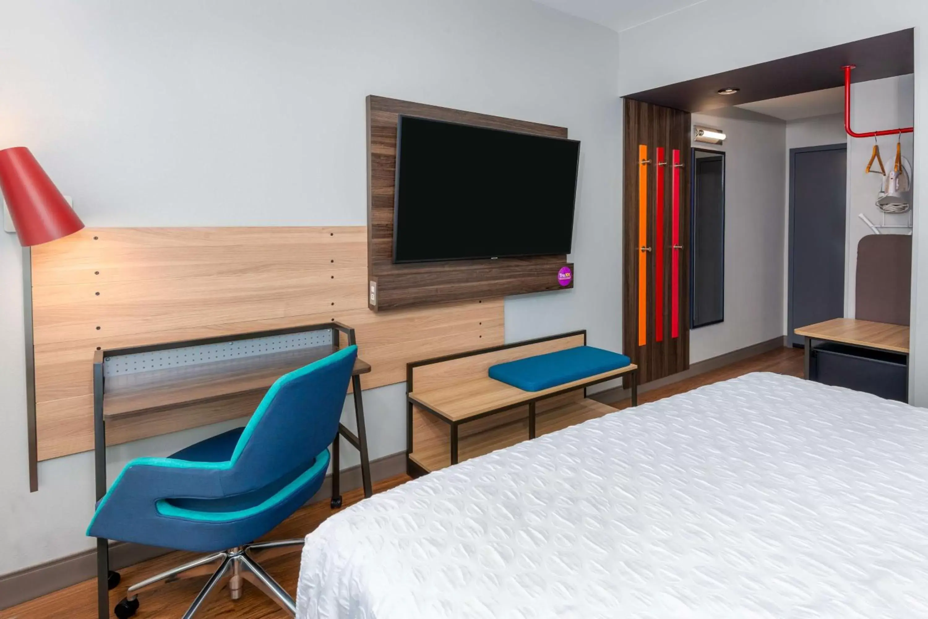 Bedroom, TV/Entertainment Center in Tru By Hilton Spartanburg