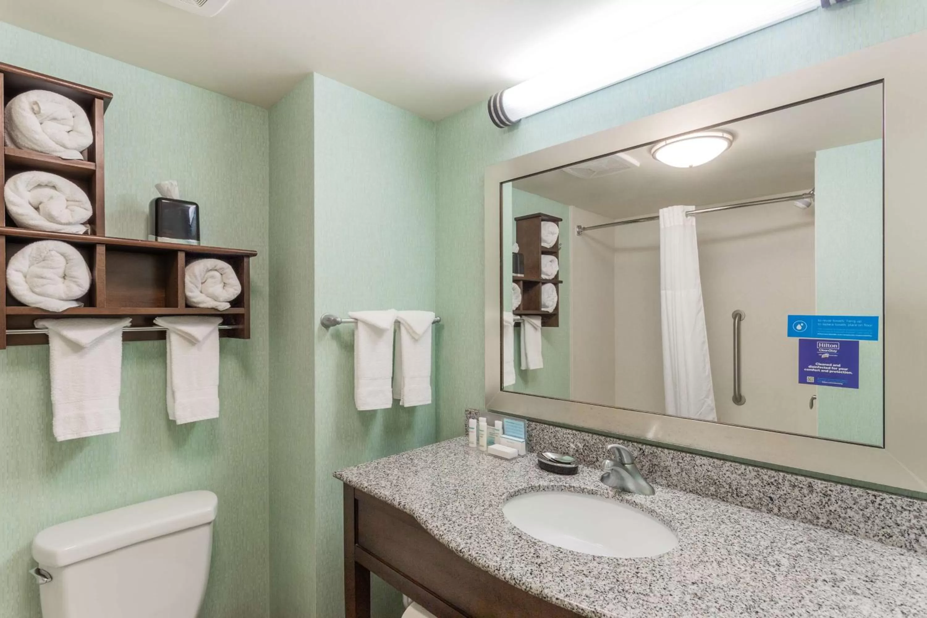 Bathroom in Hampton Inn Minneapolis/Shakopee